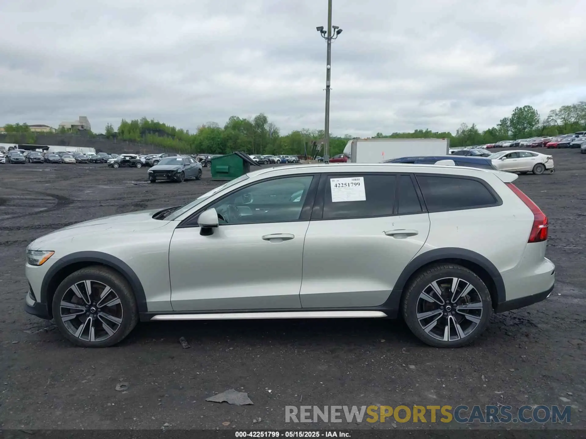 14 Фотография поврежденного автомобиля YV4102WKXL1030210 VOLVO V60 CROSS COUNTRY 2020