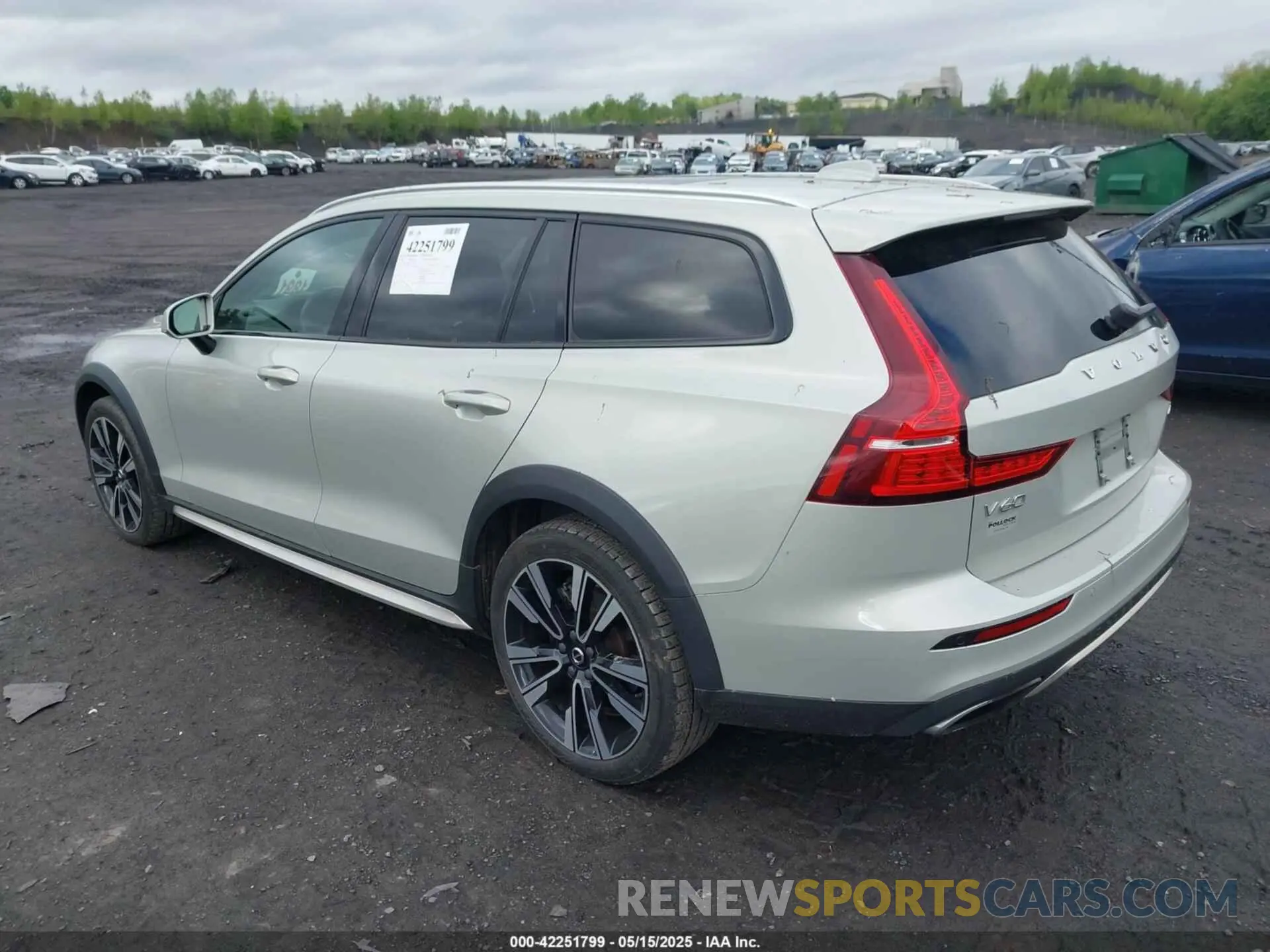 3 Фотография поврежденного автомобиля YV4102WKXL1030210 VOLVO V60 CROSS COUNTRY 2020