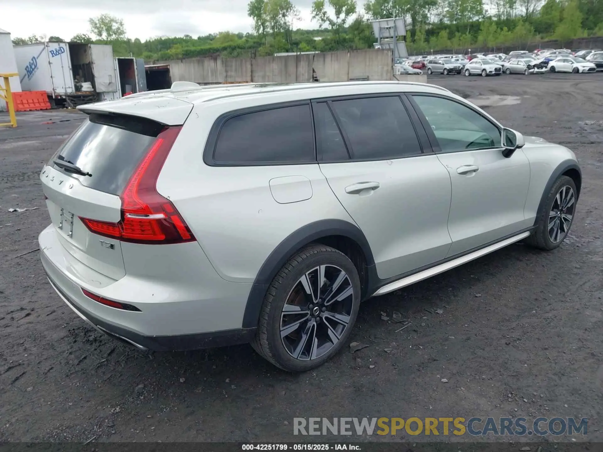 4 Фотография поврежденного автомобиля YV4102WKXL1030210 VOLVO V60 CROSS COUNTRY 2020