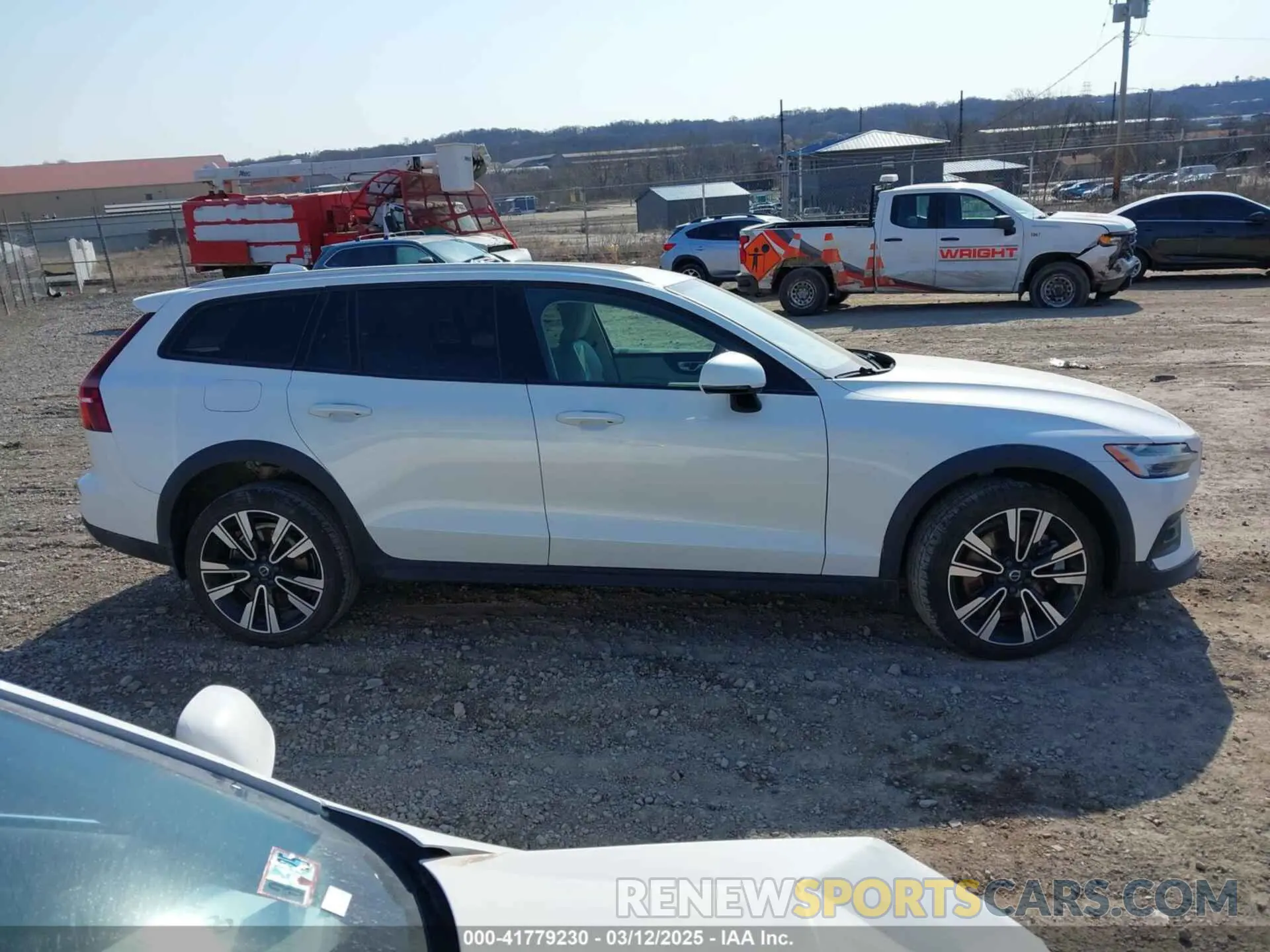 13 Photograph of a damaged car YV4102WK2M1067849 VOLVO V60 CROSS COUNTRY 2021
