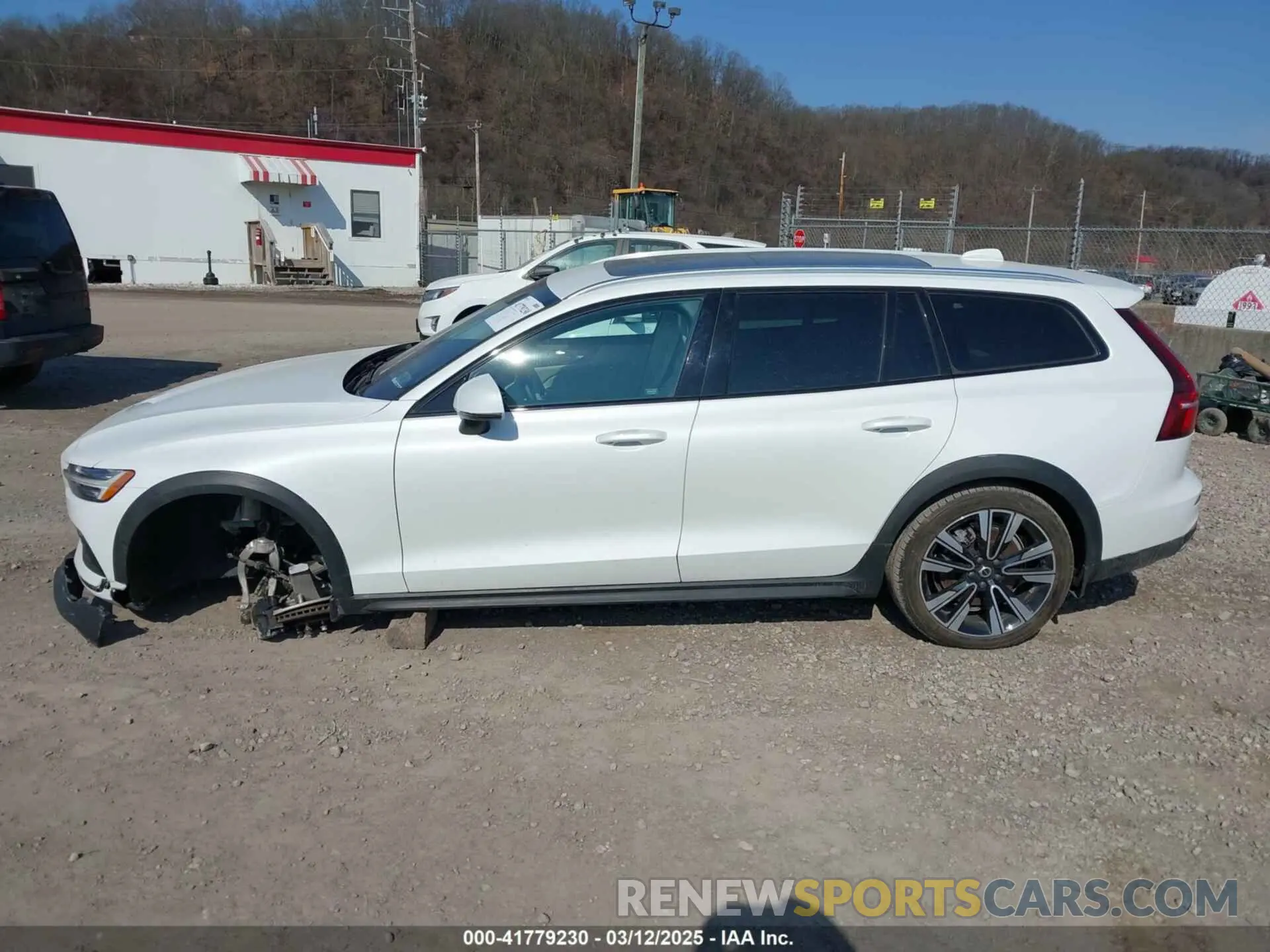 14 Photograph of a damaged car YV4102WK2M1067849 VOLVO V60 CROSS COUNTRY 2021