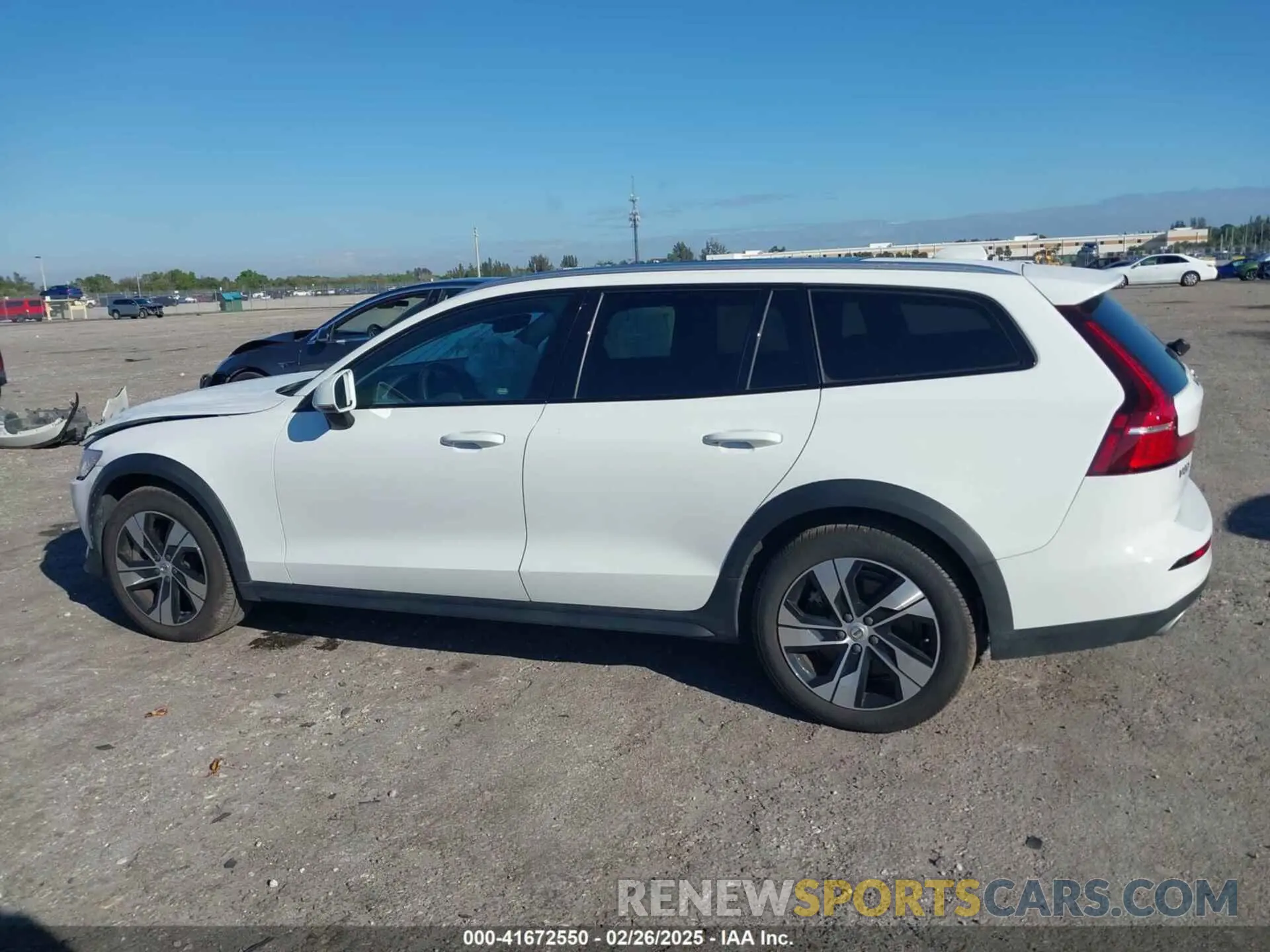 14 Photograph of a damaged car YV4102WK4M1076911 VOLVO V60 CROSS COUNTRY 2021