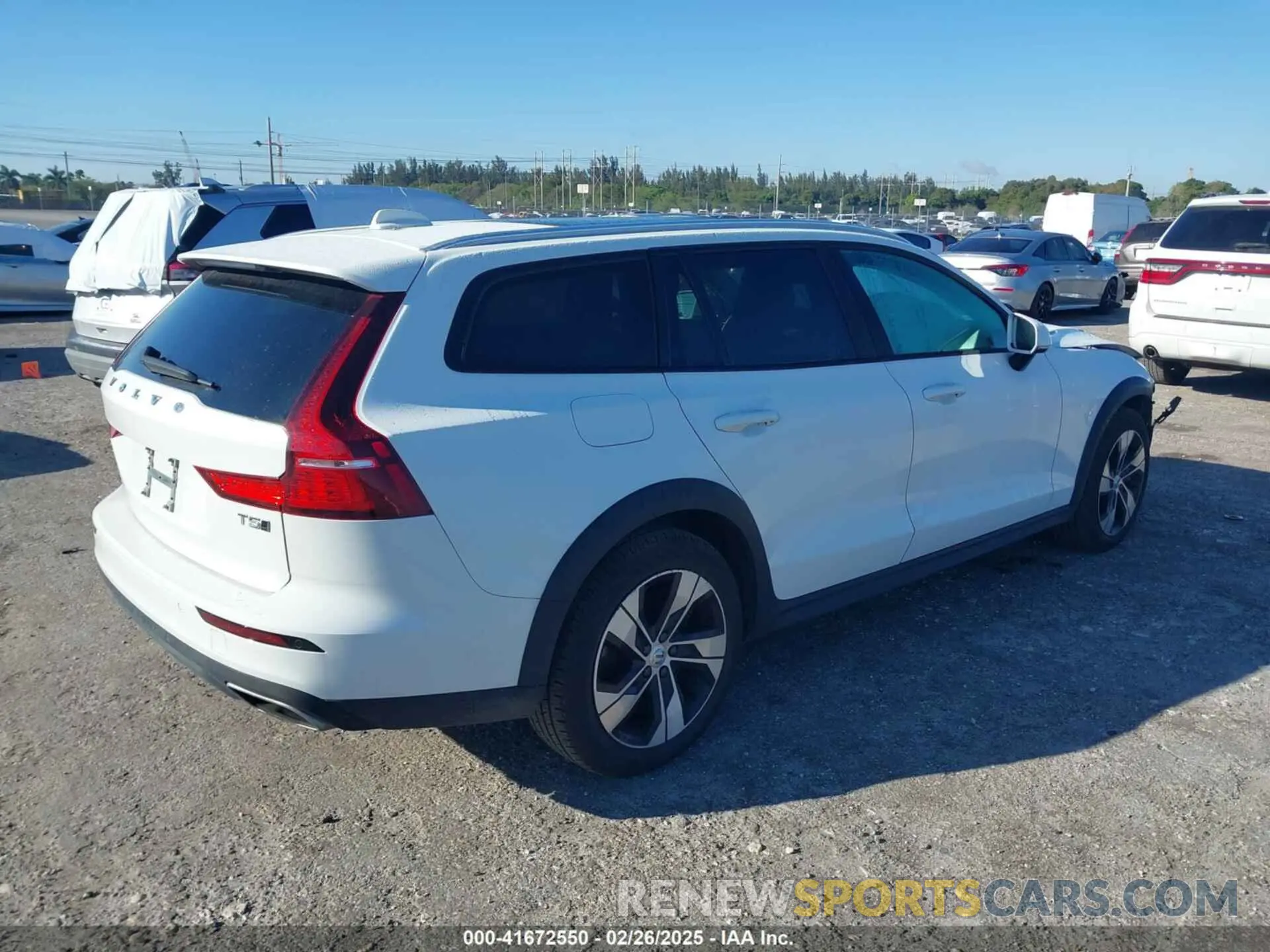 4 Photograph of a damaged car YV4102WK4M1076911 VOLVO V60 CROSS COUNTRY 2021