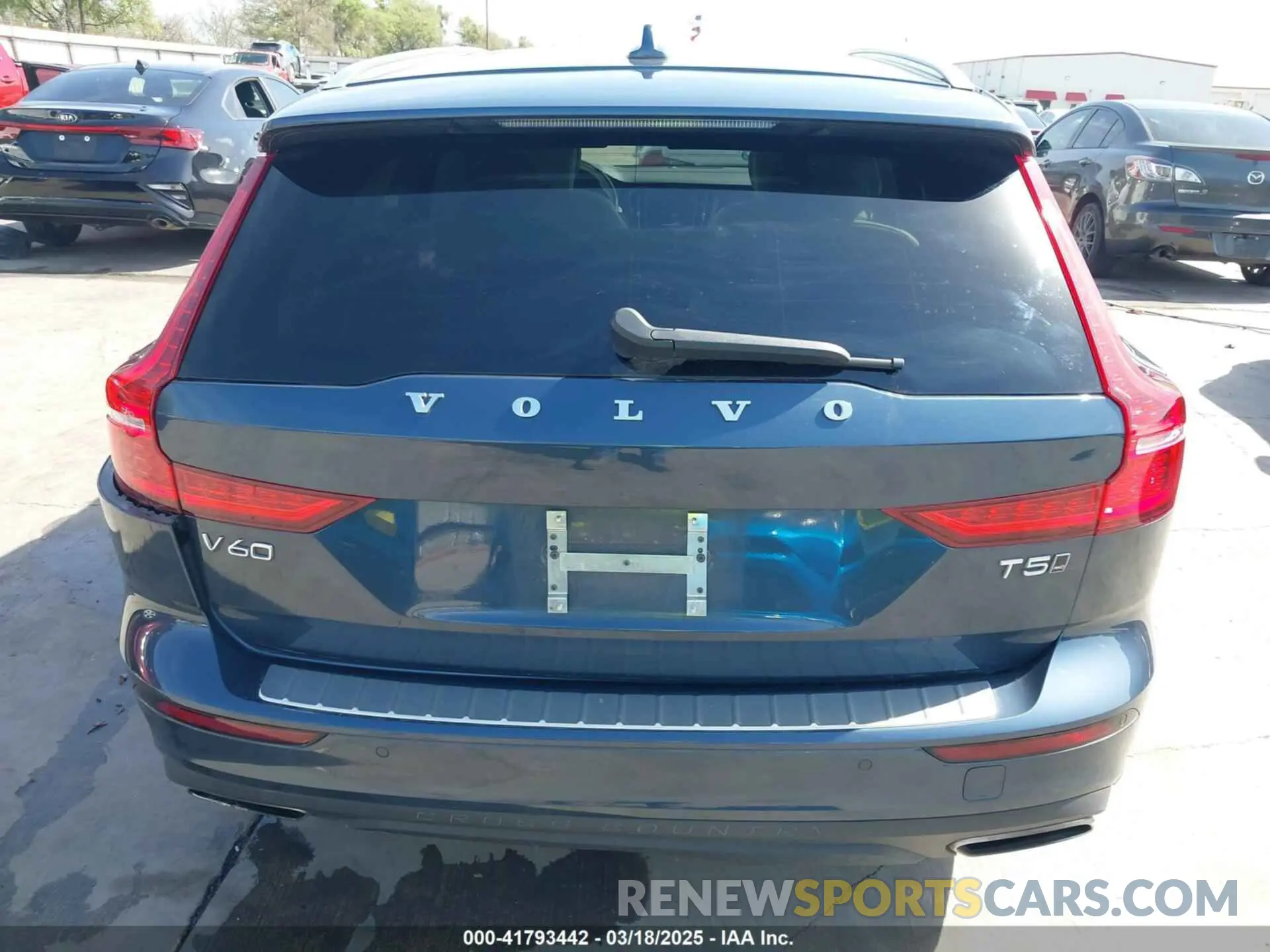 17 Photograph of a damaged car YV4102WK5N2092045 VOLVO V60 CROSS COUNTRY 2022
