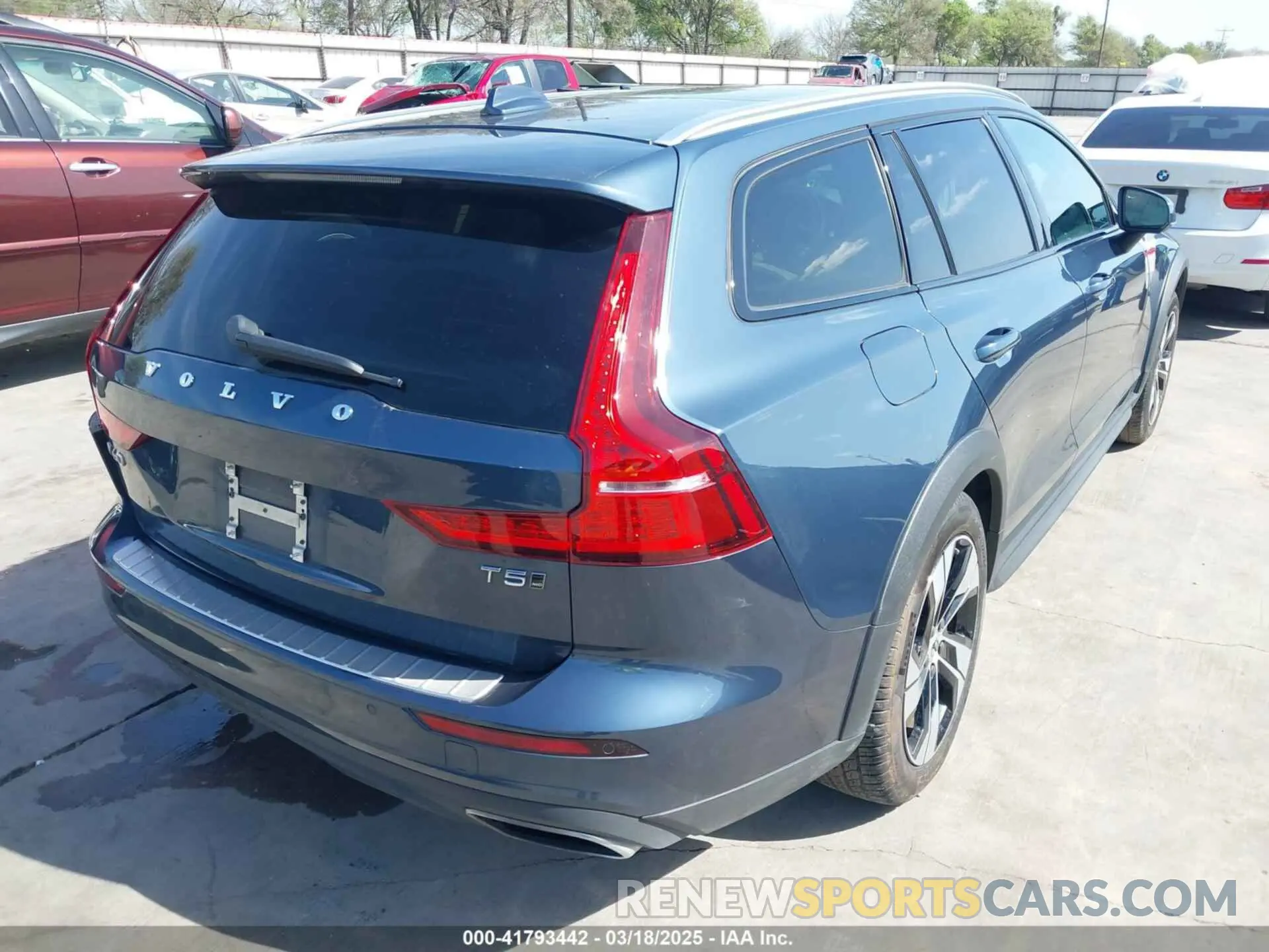 4 Photograph of a damaged car YV4102WK5N2092045 VOLVO V60 CROSS COUNTRY 2022