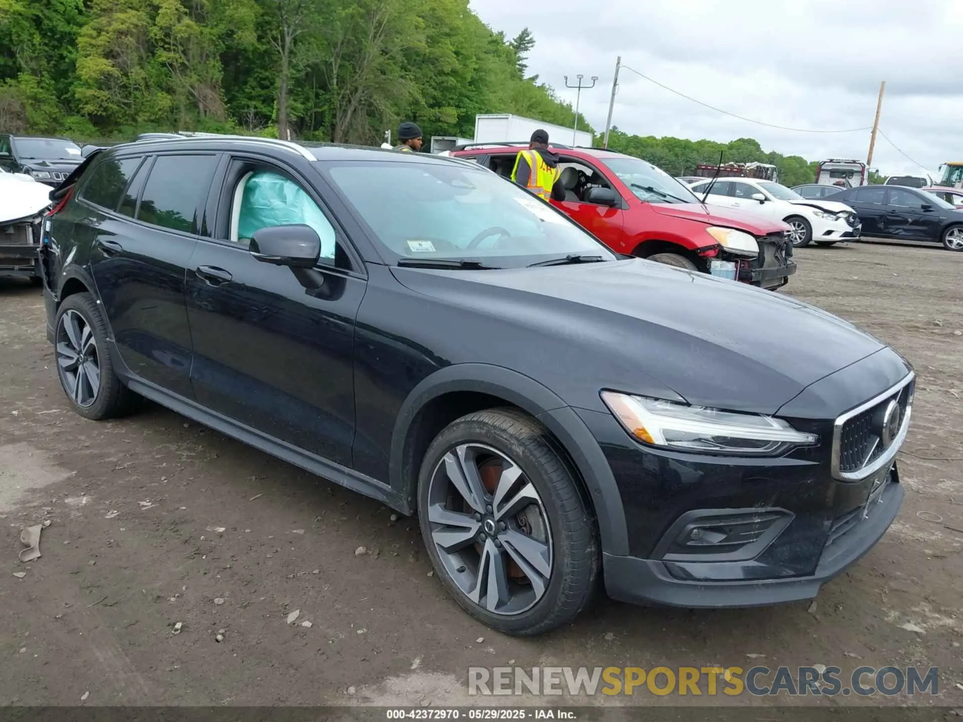 1 Photograph of a damaged car YV4L12WY5P2105714 VOLVO V60 CROSS COUNTRY 2023