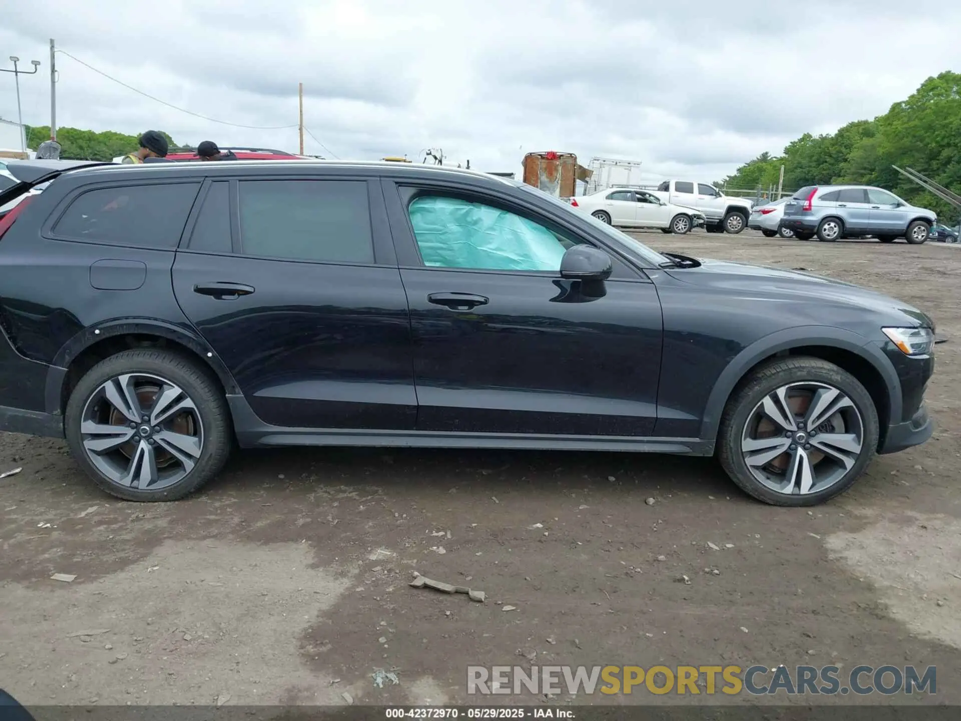 13 Photograph of a damaged car YV4L12WY5P2105714 VOLVO V60 CROSS COUNTRY 2023