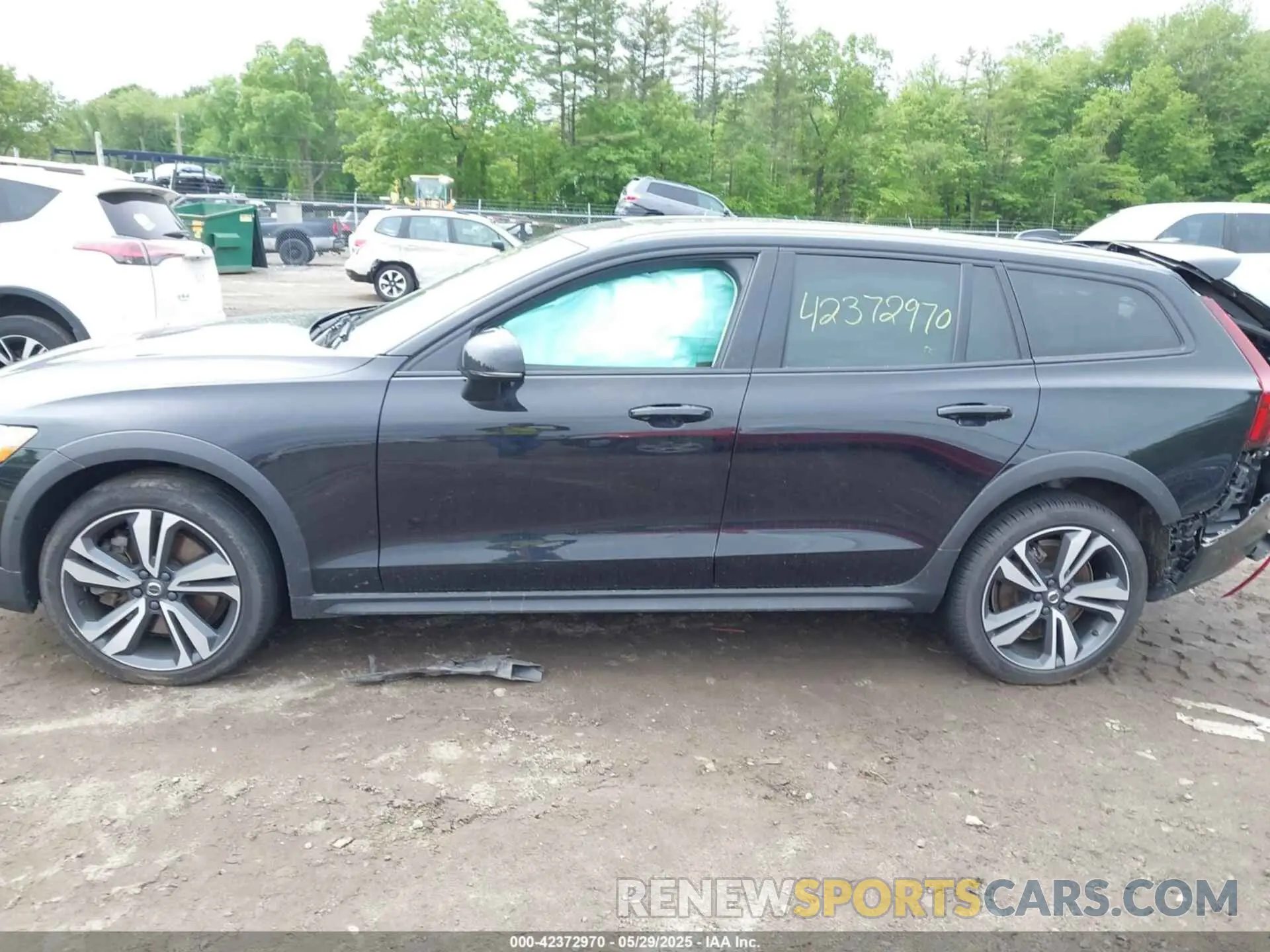 14 Photograph of a damaged car YV4L12WY5P2105714 VOLVO V60 CROSS COUNTRY 2023