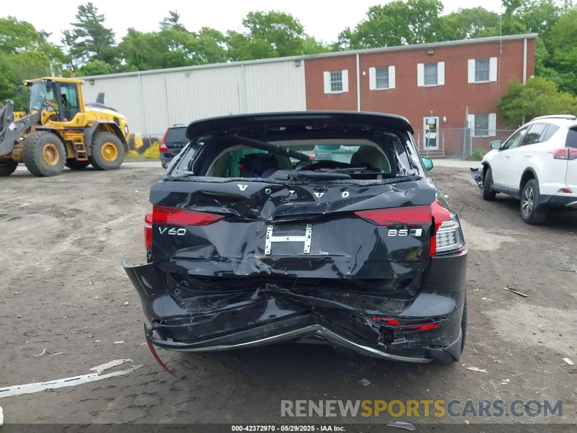 16 Photograph of a damaged car YV4L12WY5P2105714 VOLVO V60 CROSS COUNTRY 2023
