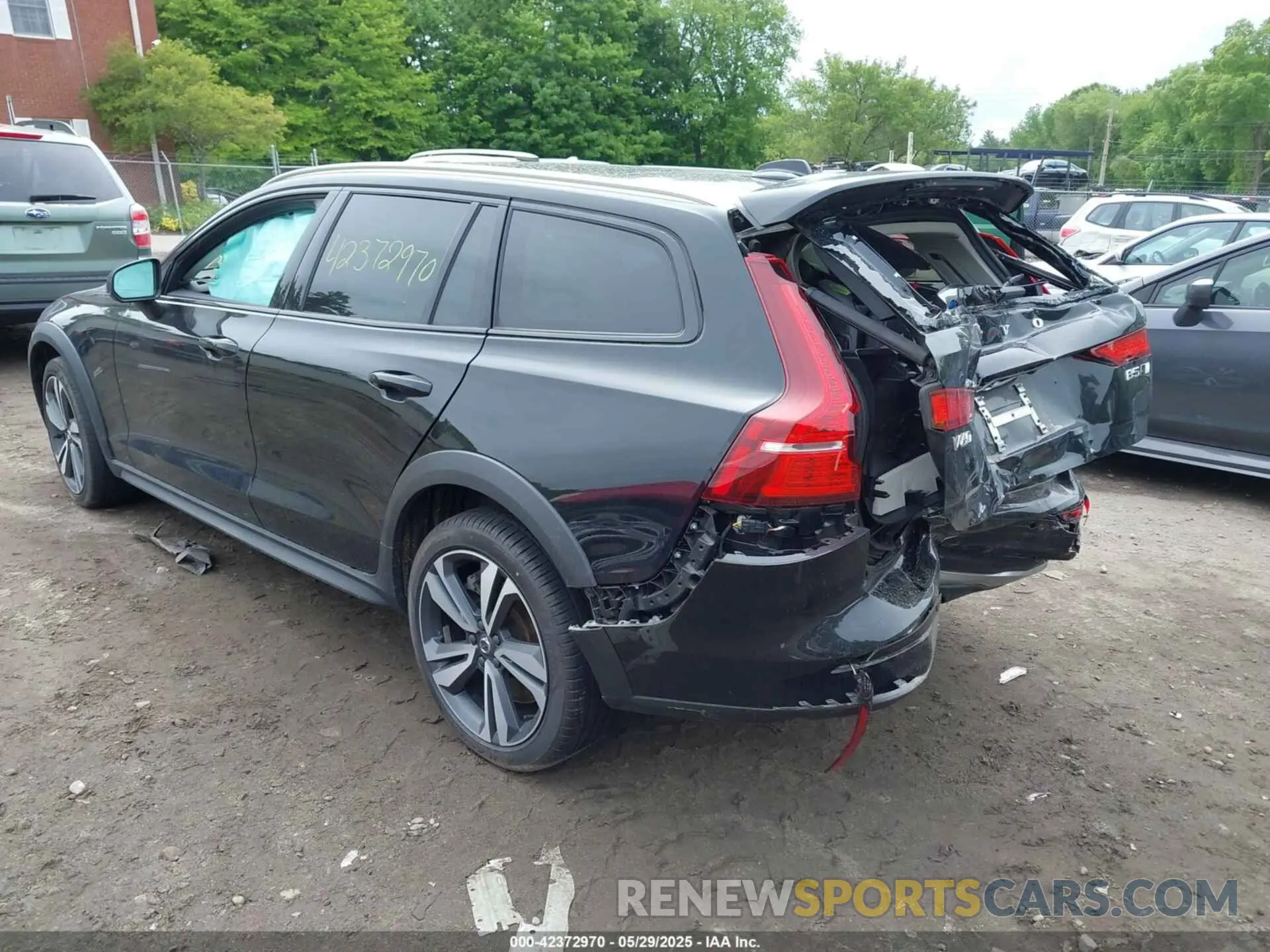 3 Photograph of a damaged car YV4L12WY5P2105714 VOLVO V60 CROSS COUNTRY 2023