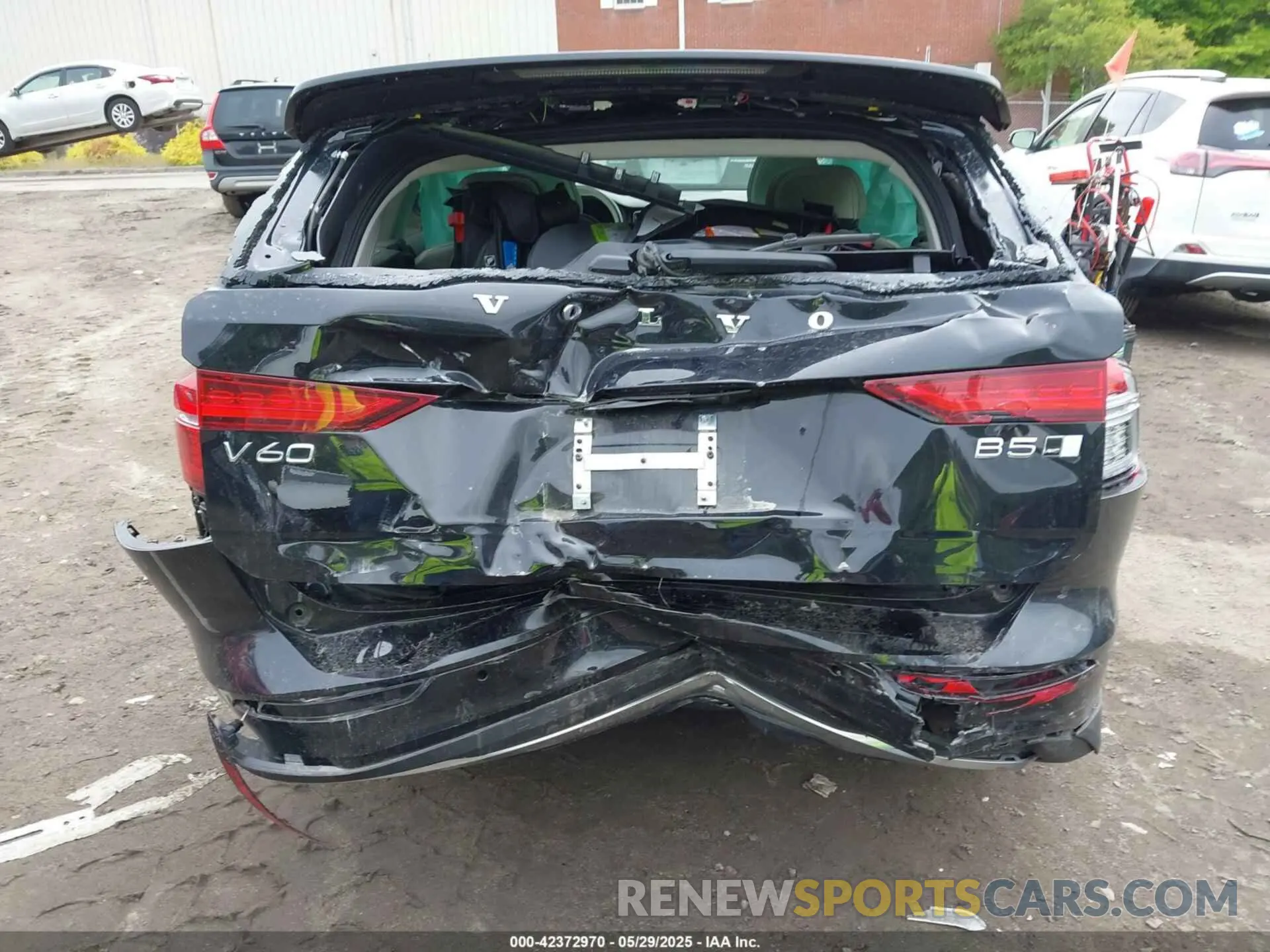 6 Photograph of a damaged car YV4L12WY5P2105714 VOLVO V60 CROSS COUNTRY 2023