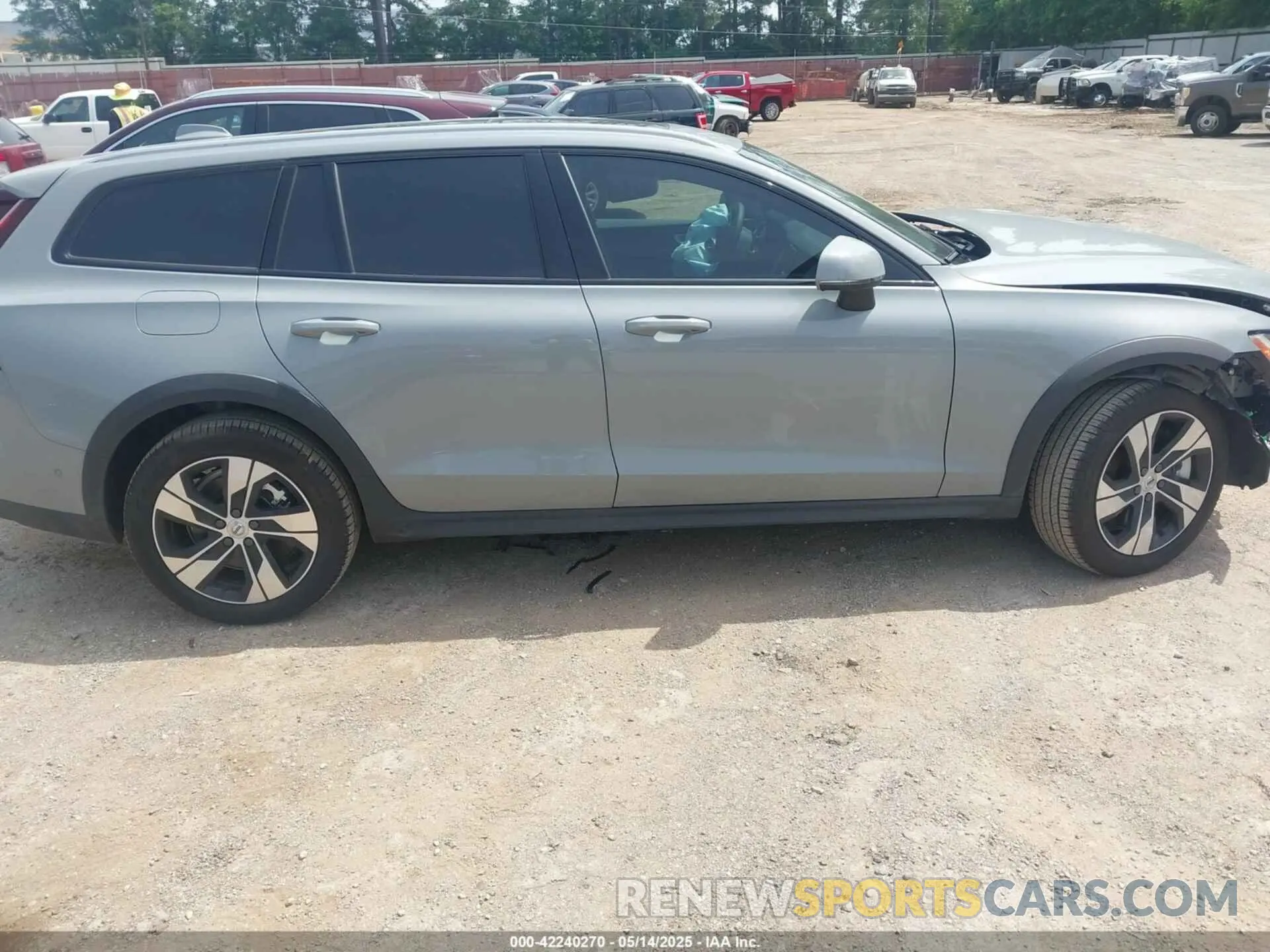 14 Фотография поврежденного автомобиля YV4L12WKXS2147672 VOLVO V60 CROSS COUNTRY 2025