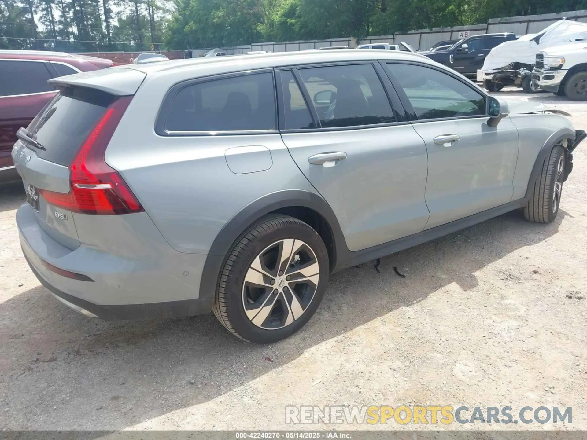 4 Фотография поврежденного автомобиля YV4L12WKXS2147672 VOLVO V60 CROSS COUNTRY 2025