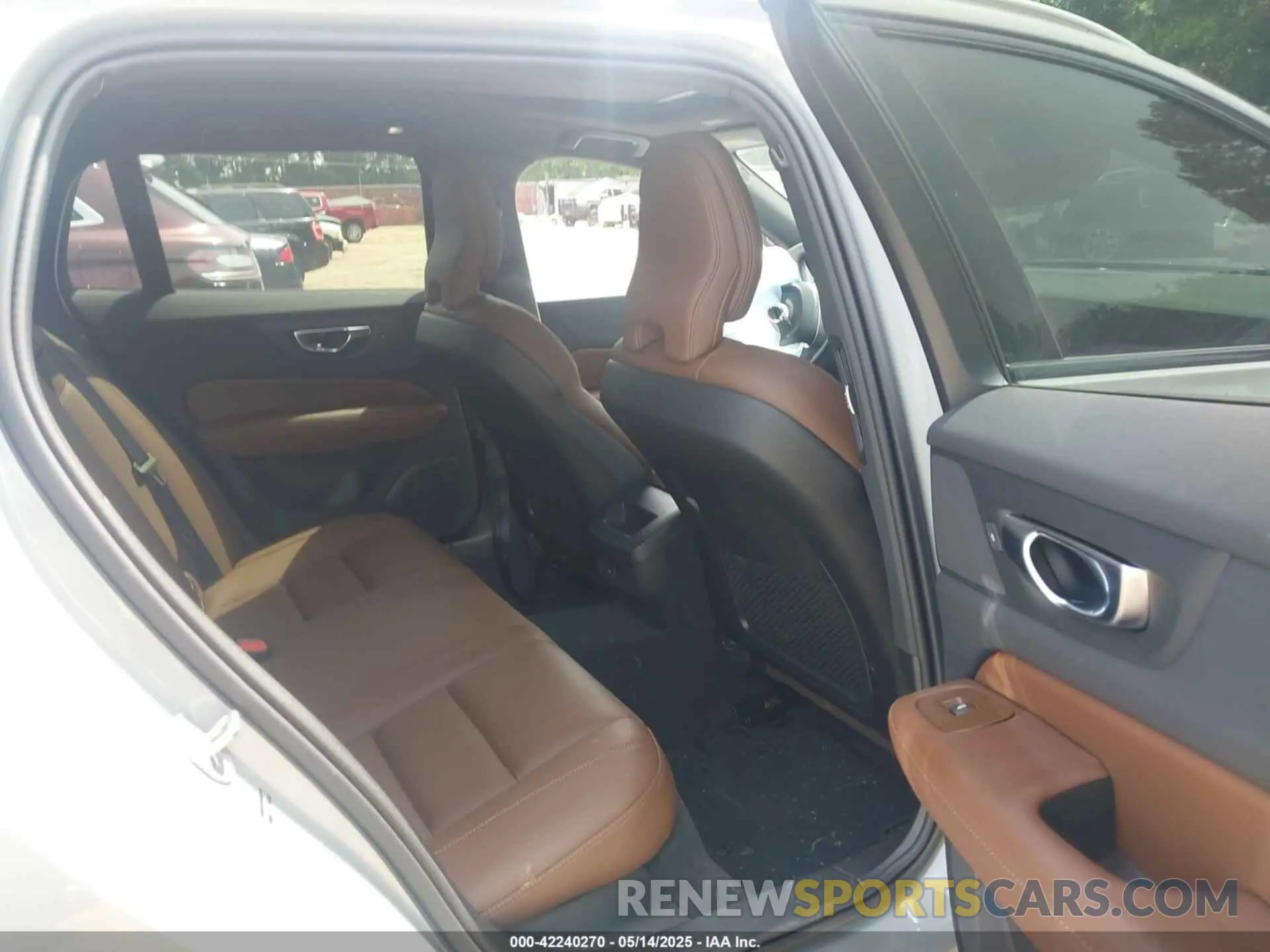 8 Фотография поврежденного автомобиля YV4L12WKXS2147672 VOLVO V60 CROSS COUNTRY 2025