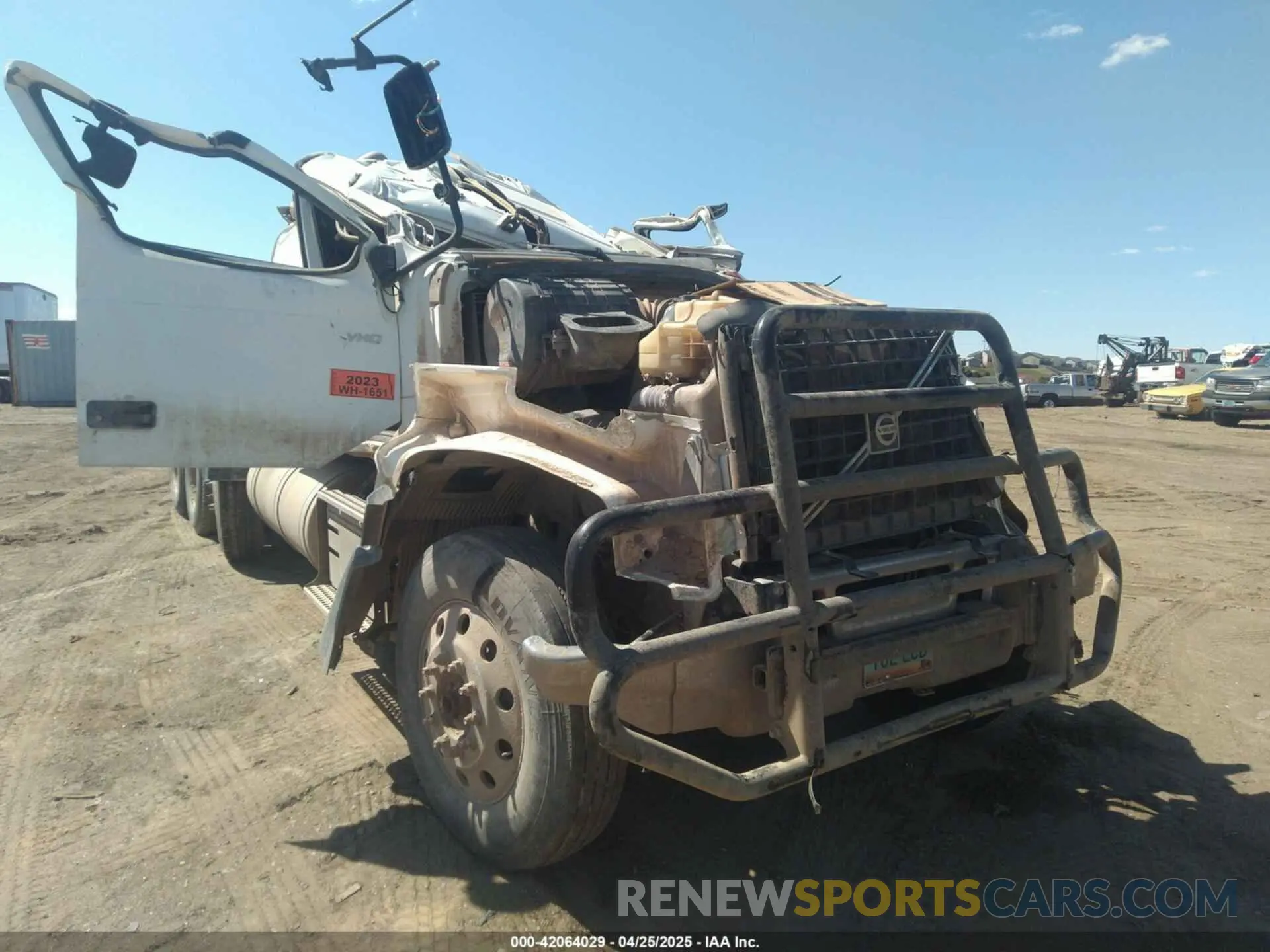 1 Photograph of a damaged car 4V4KG9EJ1KN227119 VOLVO VHD 2019