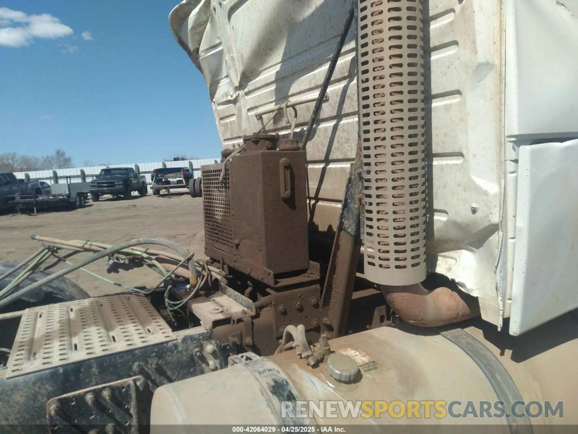15 Photograph of a damaged car 4V4KG9EJ1KN227119 VOLVO VHD 2019