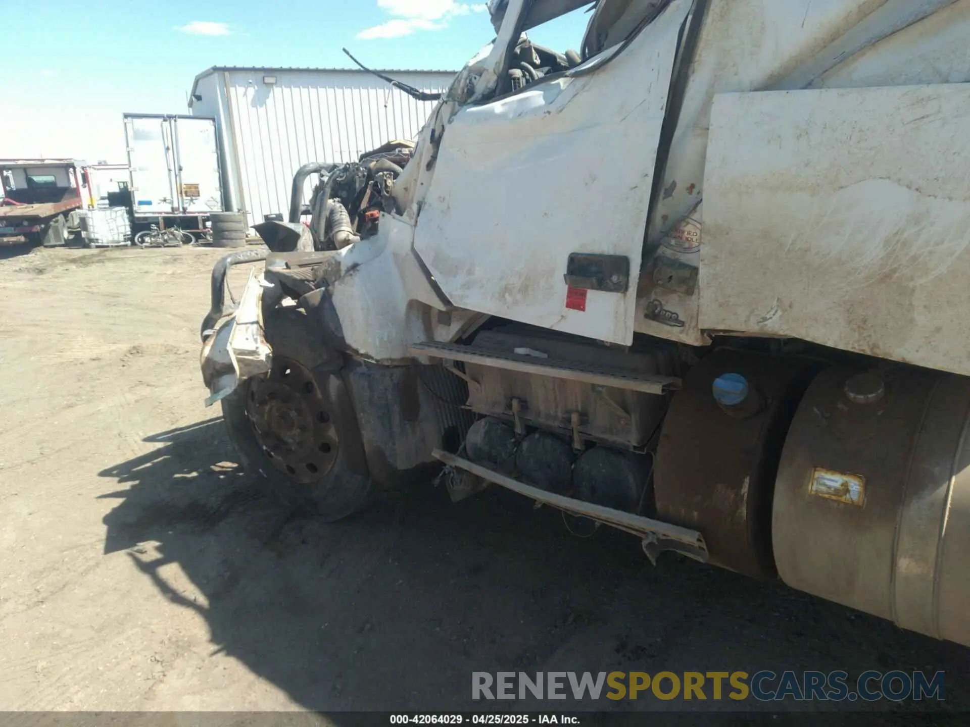 17 Photograph of a damaged car 4V4KG9EJ1KN227119 VOLVO VHD 2019