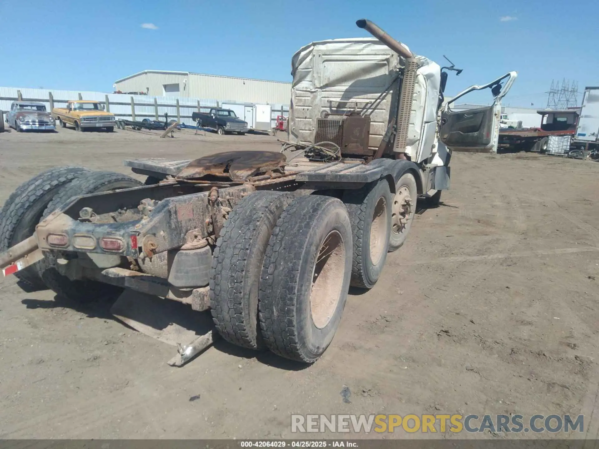 4 Photograph of a damaged car 4V4KG9EJ1KN227119 VOLVO VHD 2019