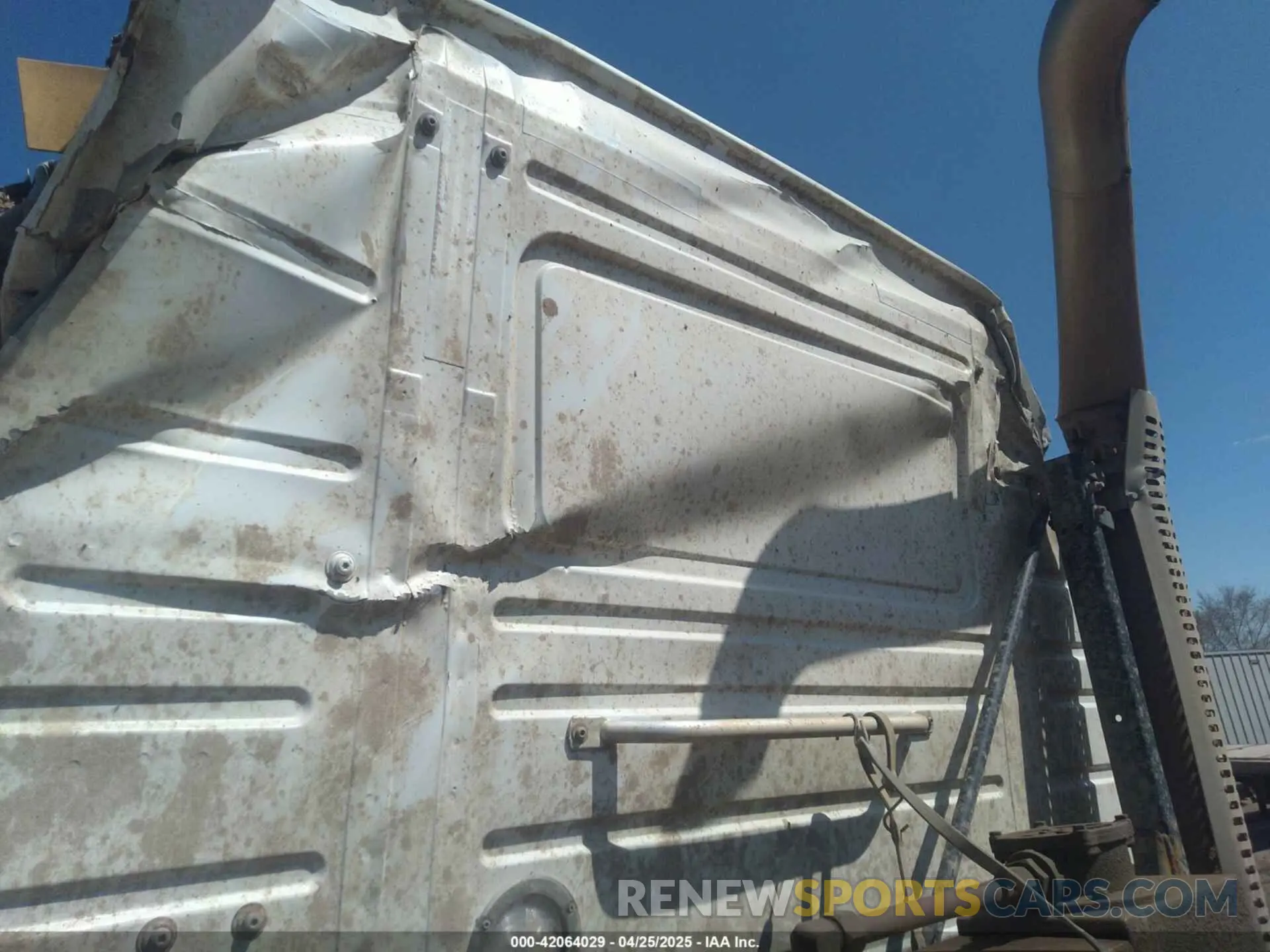 8 Photograph of a damaged car 4V4KG9EJ1KN227119 VOLVO VHD 2019