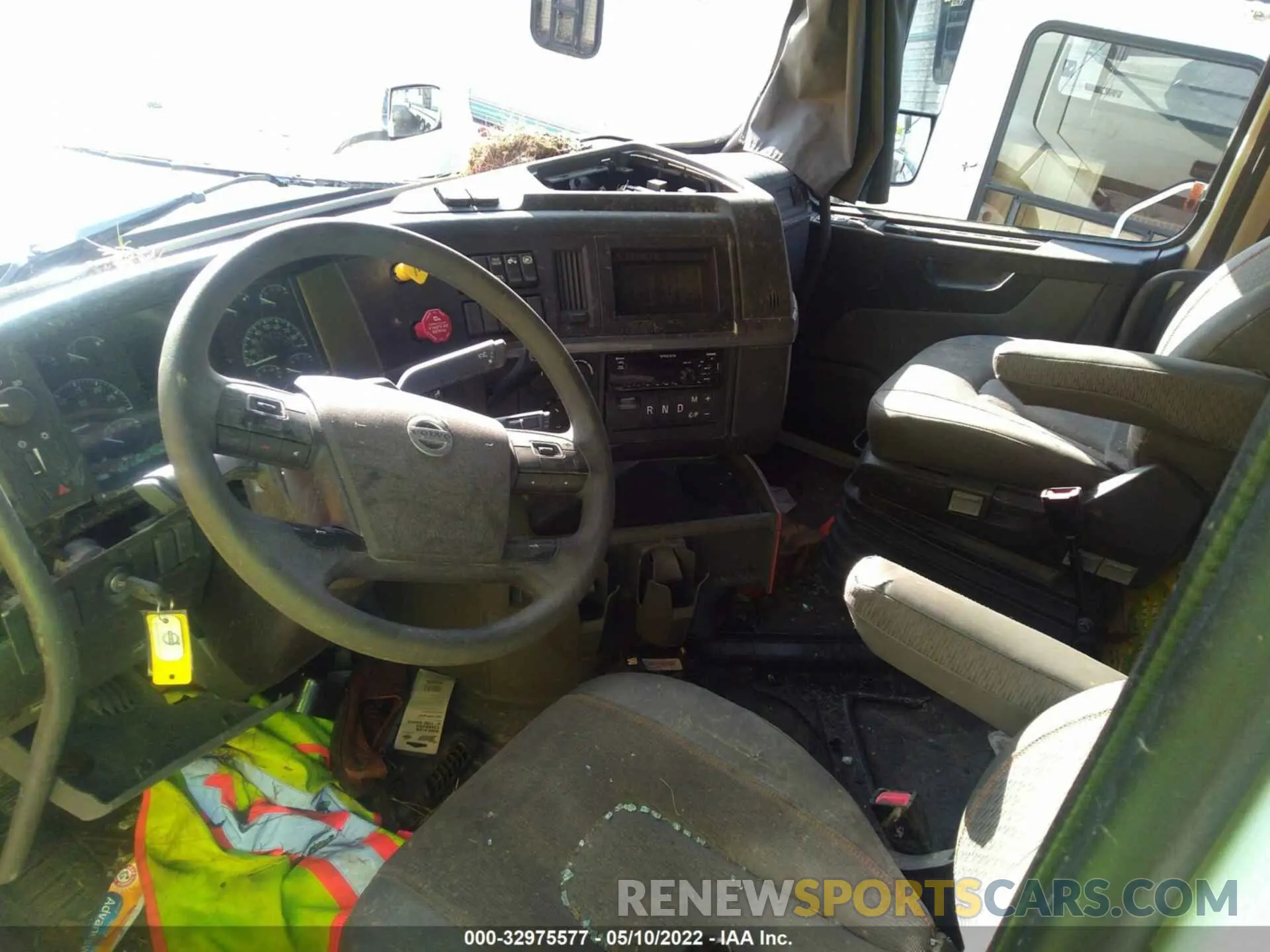5 Photograph of a damaged car 4V4NC9EH1KN197383 VOLVO VN 2019