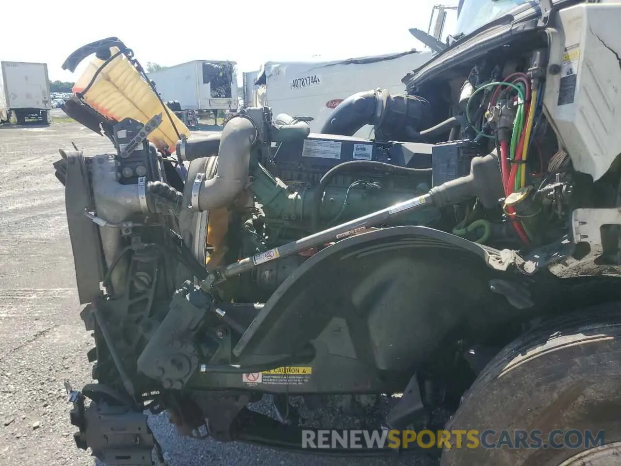 8 Photograph of a damaged car 4V4NC9EH5KN202682 VOLVO VN 2019