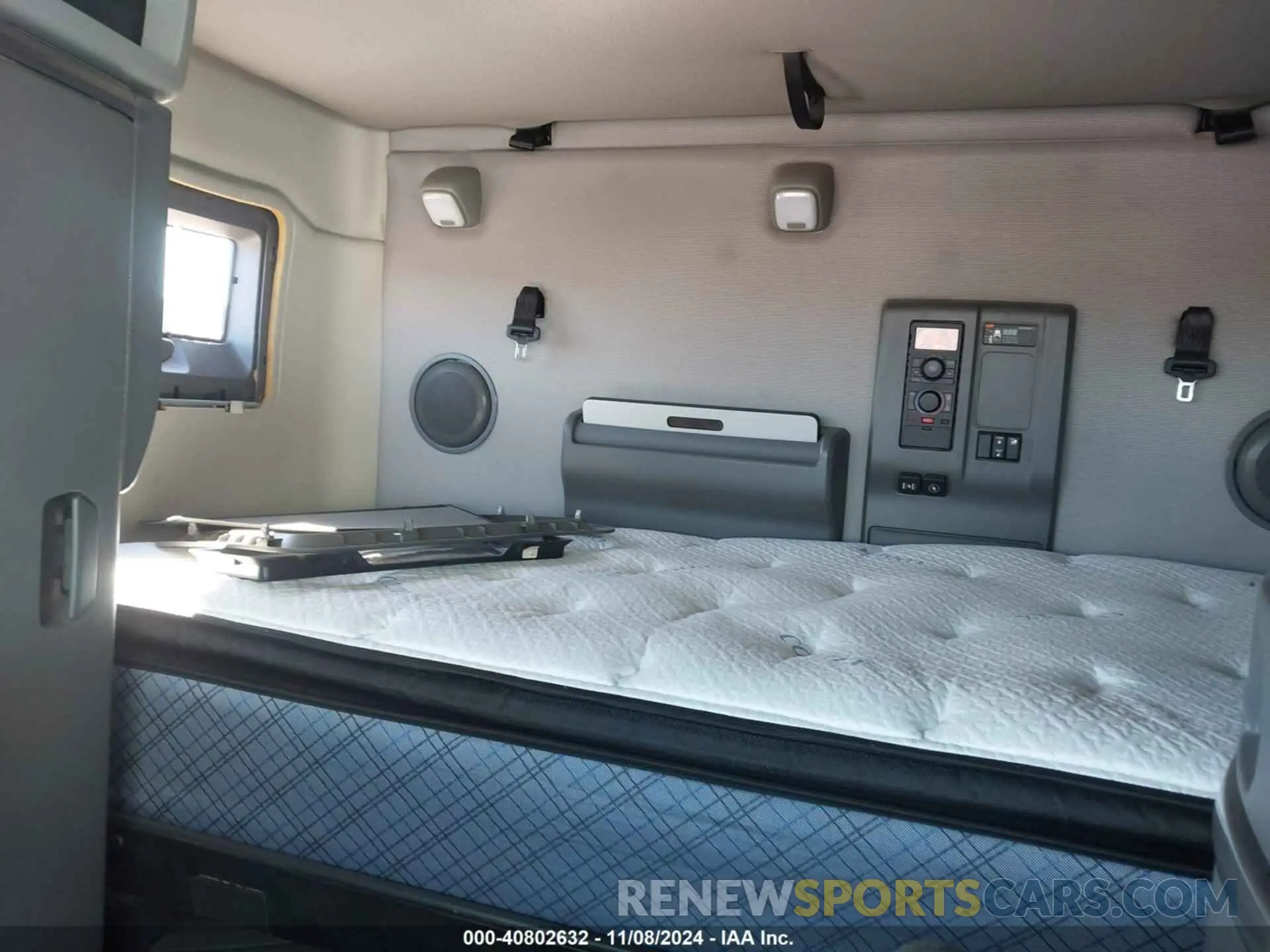 6 Photograph of a damaged car 4V4NC9EH1KN215834 VOLVO VNL 2019
