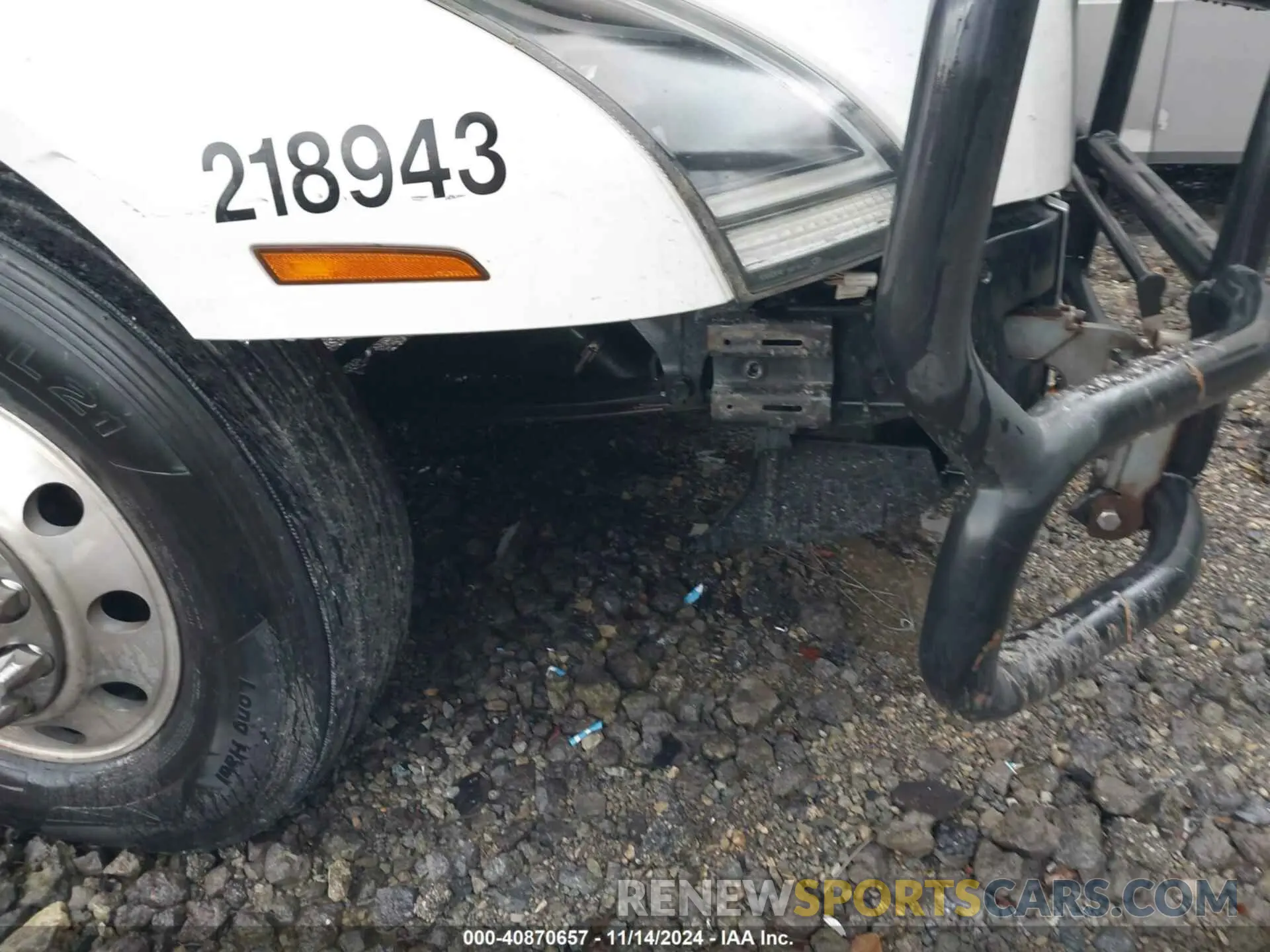 11 Photograph of a damaged car 4V4NC9EH3KN871971 VOLVO VNL 2019