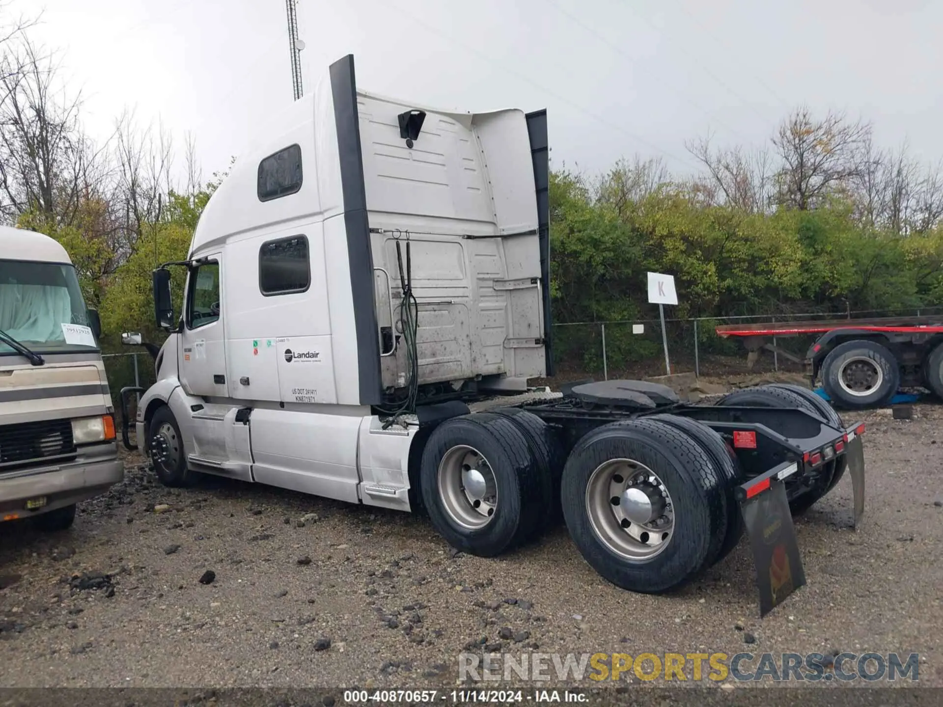 16 Photograph of a damaged car 4V4NC9EH3KN871971 VOLVO VNL 2019
