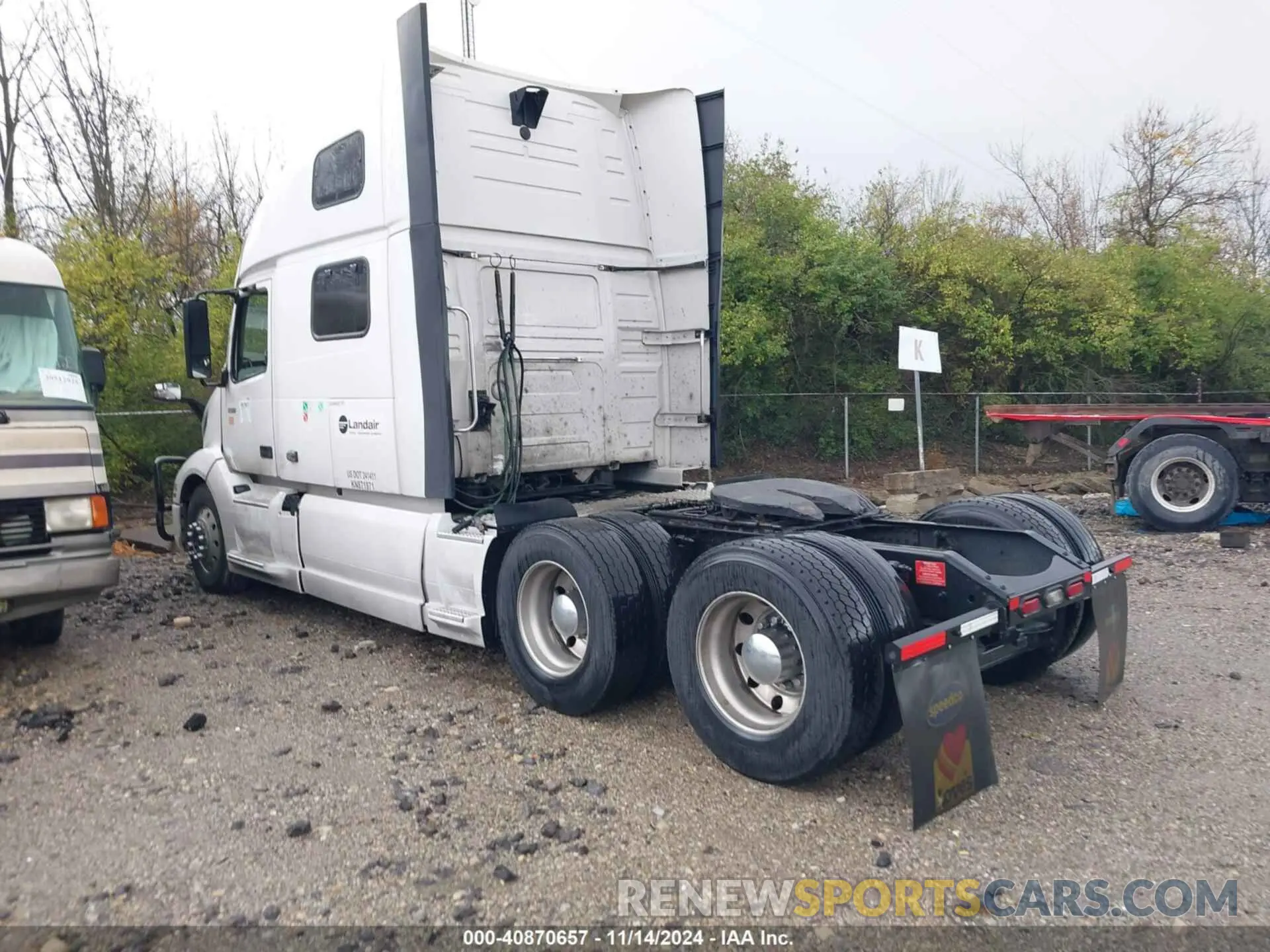 3 Photograph of a damaged car 4V4NC9EH3KN871971 VOLVO VNL 2019