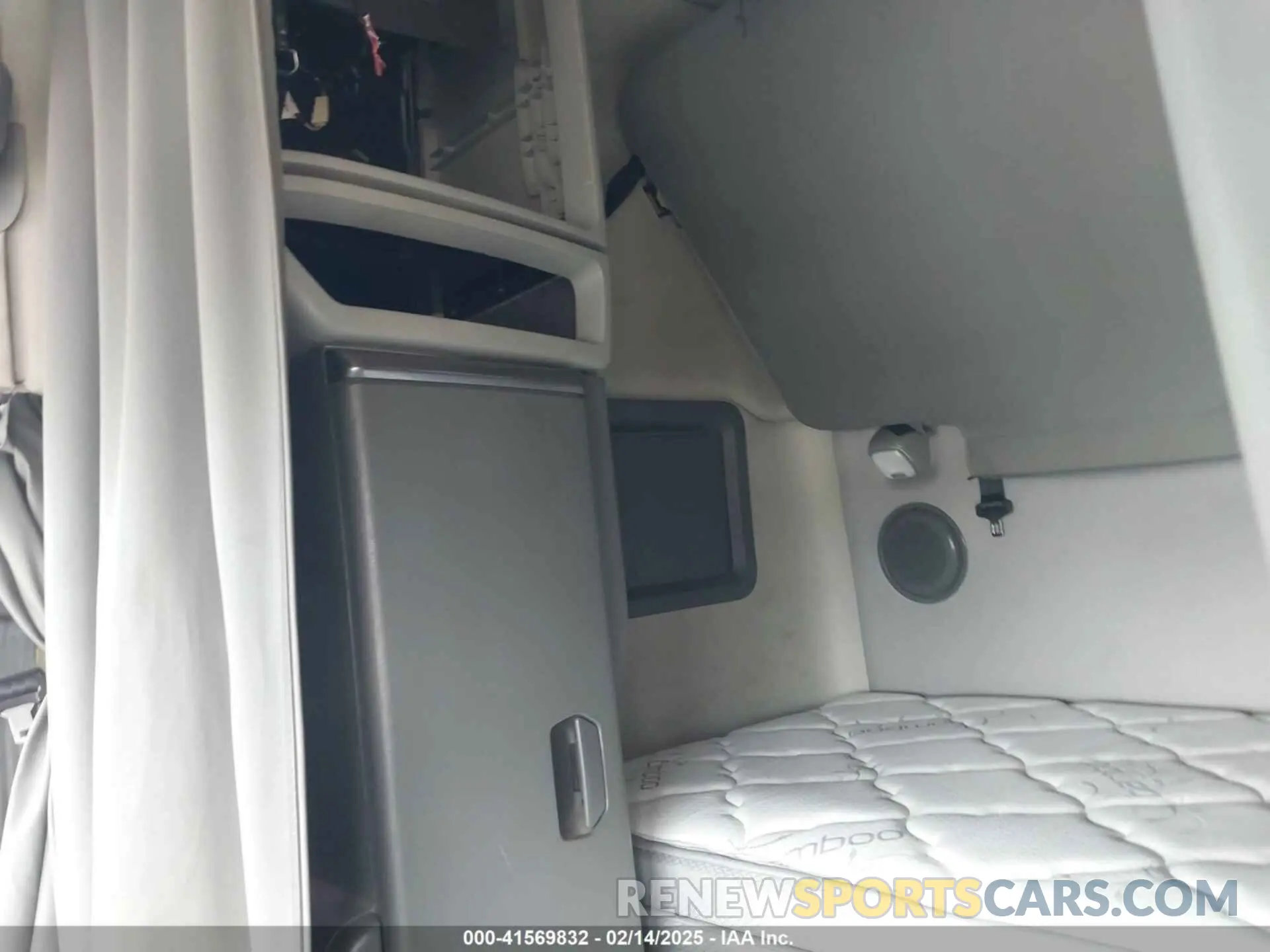 6 Photograph of a damaged car 4V4NC9EH6KN899330 VOLVO VNL 2019