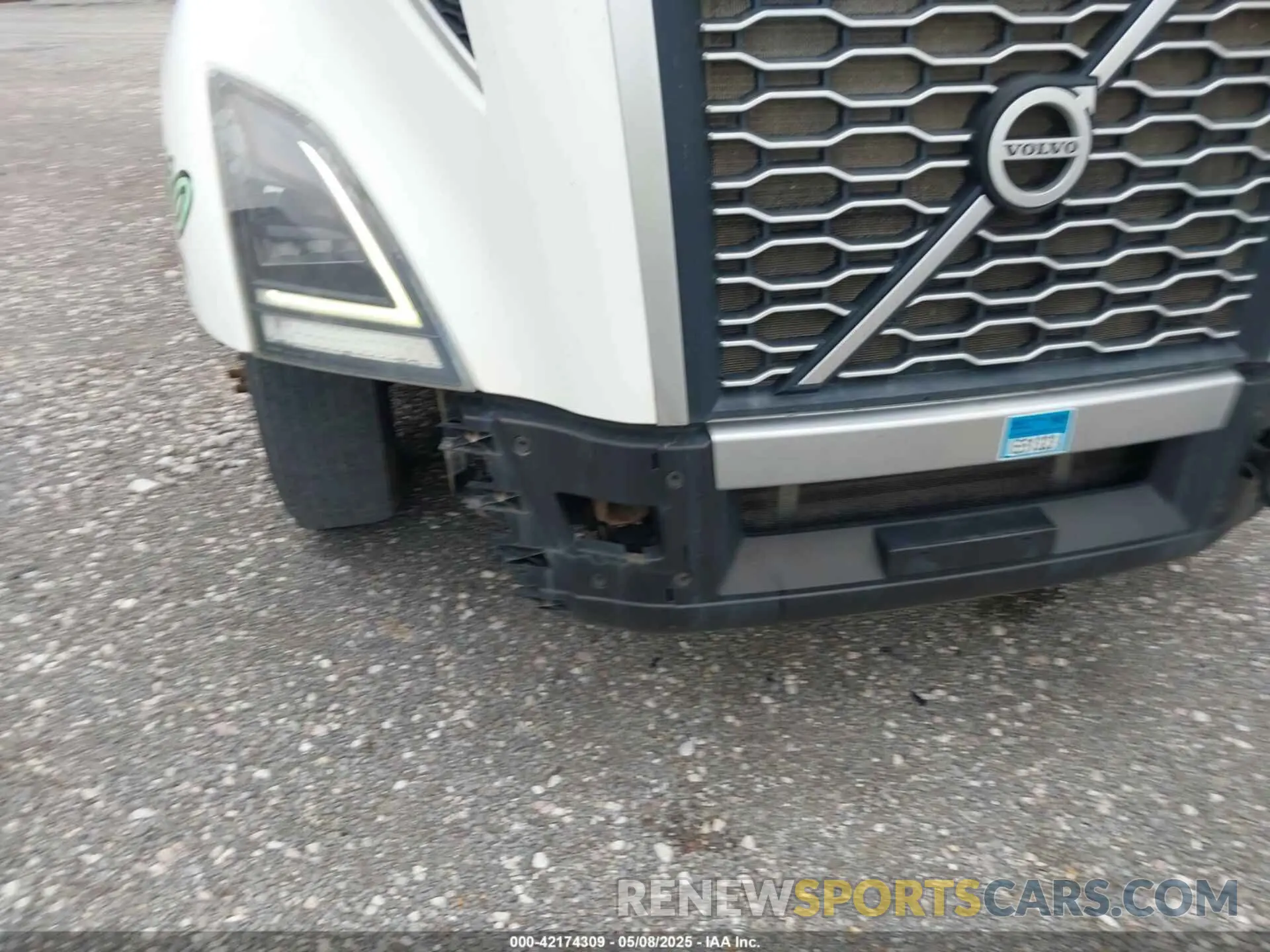 11 Photograph of a damaged car 4V4NC9EJ3KN193404 VOLVO VNL 2019