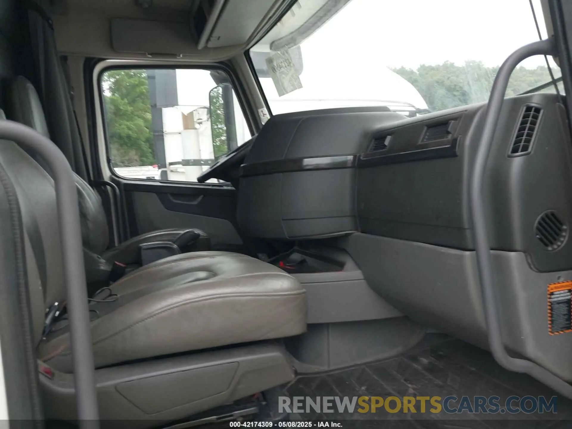 6 Photograph of a damaged car 4V4NC9EJ3KN193404 VOLVO VNL 2019