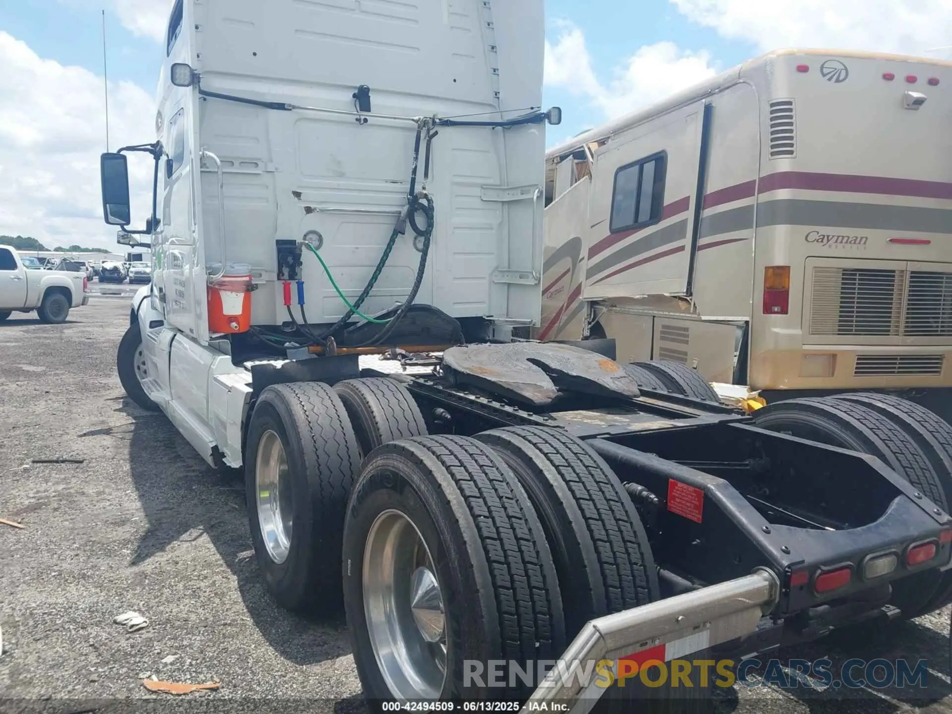3 Photograph of a damaged car 4V4NC9EH4LN209575 VOLVO VNL 2020