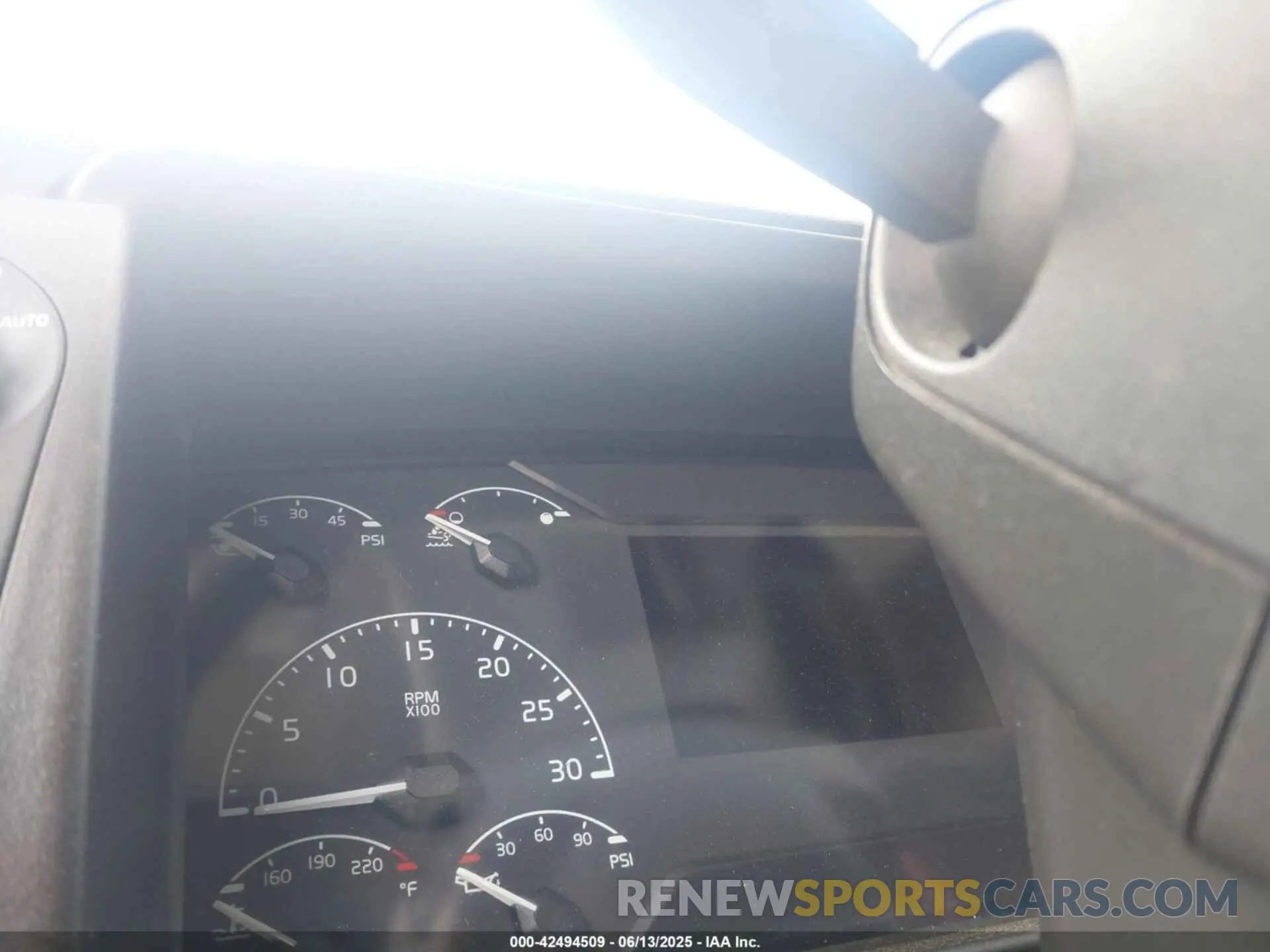 7 Photograph of a damaged car 4V4NC9EH4LN209575 VOLVO VNL 2020