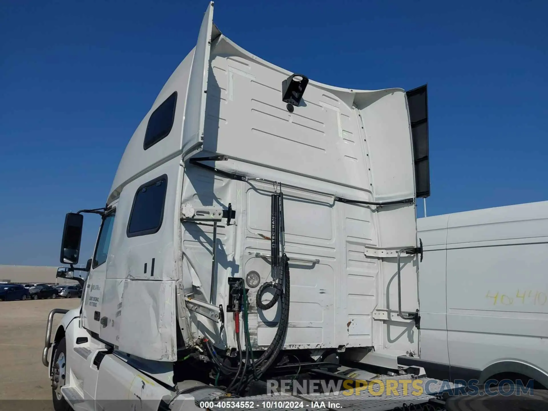 11 Photograph of a damaged car 4V4NC9EH3MN232816 VOLVO VNL 2021