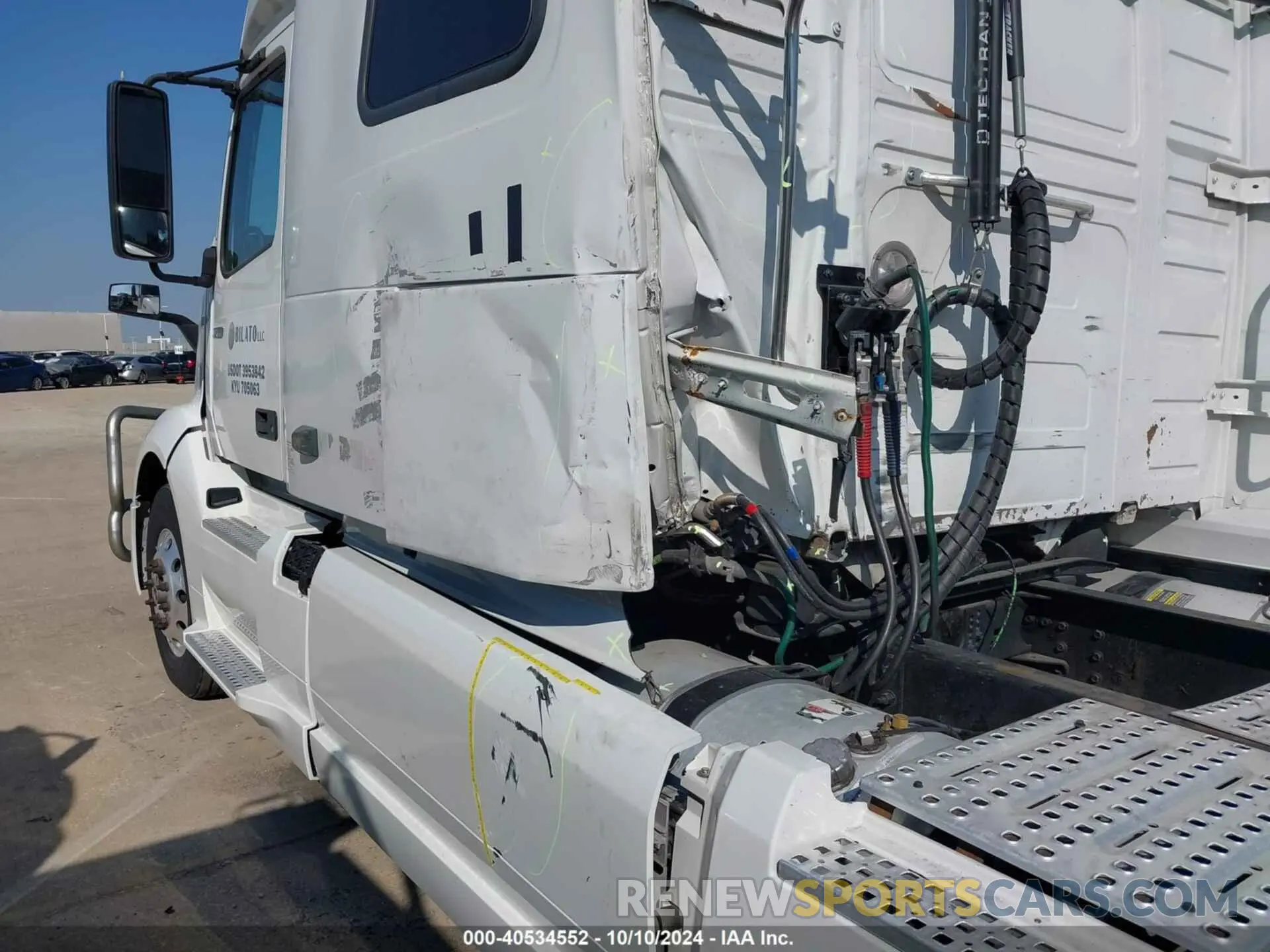 12 Photograph of a damaged car 4V4NC9EH3MN232816 VOLVO VNL 2021