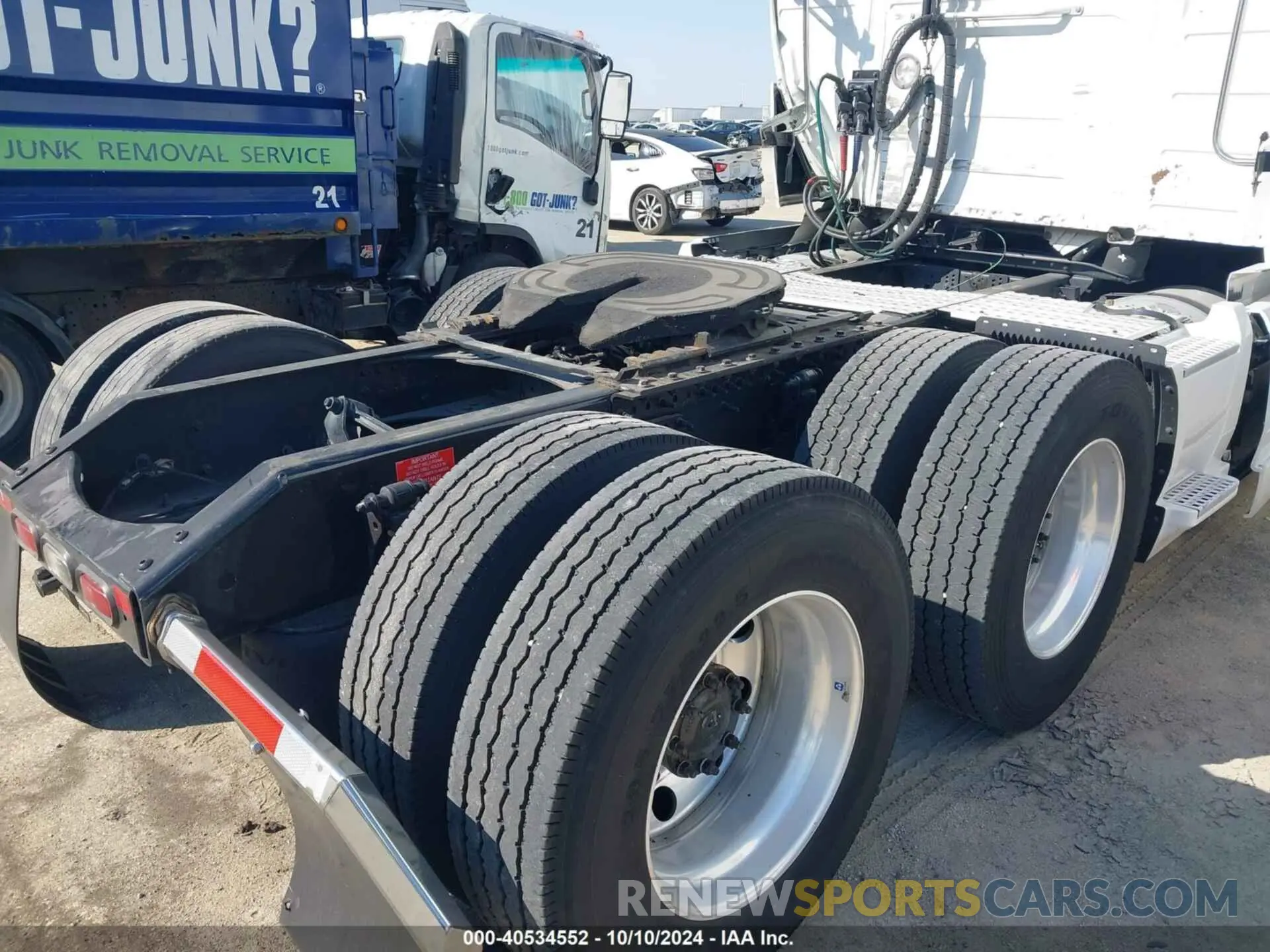 14 Photograph of a damaged car 4V4NC9EH3MN232816 VOLVO VNL 2021