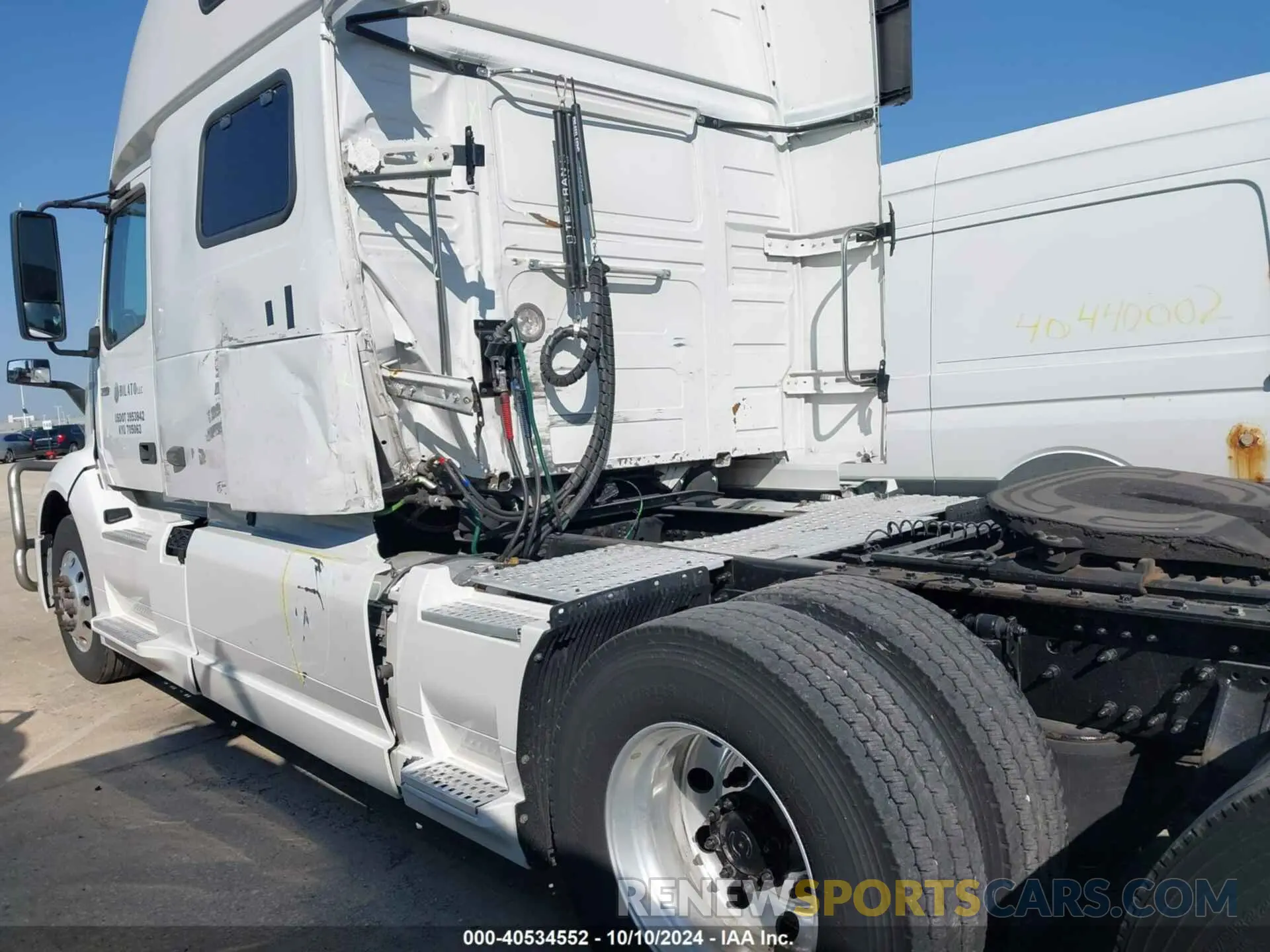 17 Photograph of a damaged car 4V4NC9EH3MN232816 VOLVO VNL 2021