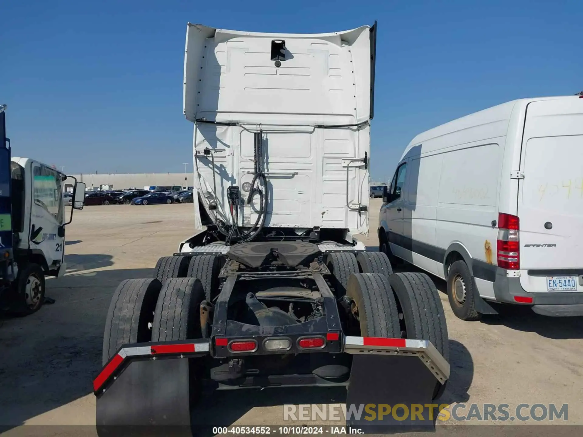 18 Photograph of a damaged car 4V4NC9EH3MN232816 VOLVO VNL 2021