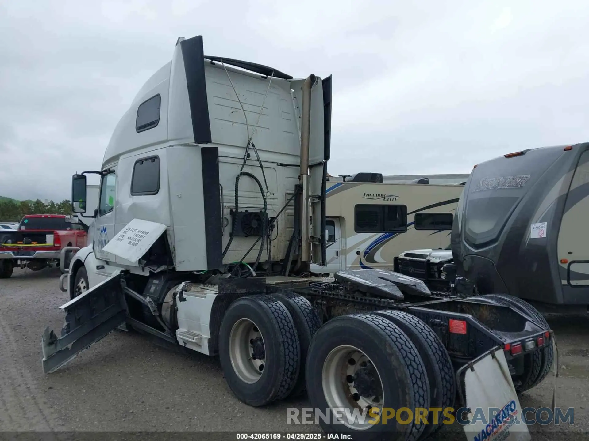 3 Photograph of a damaged car 4V4NC9EH0NN315265 VOLVO VNL 2022
