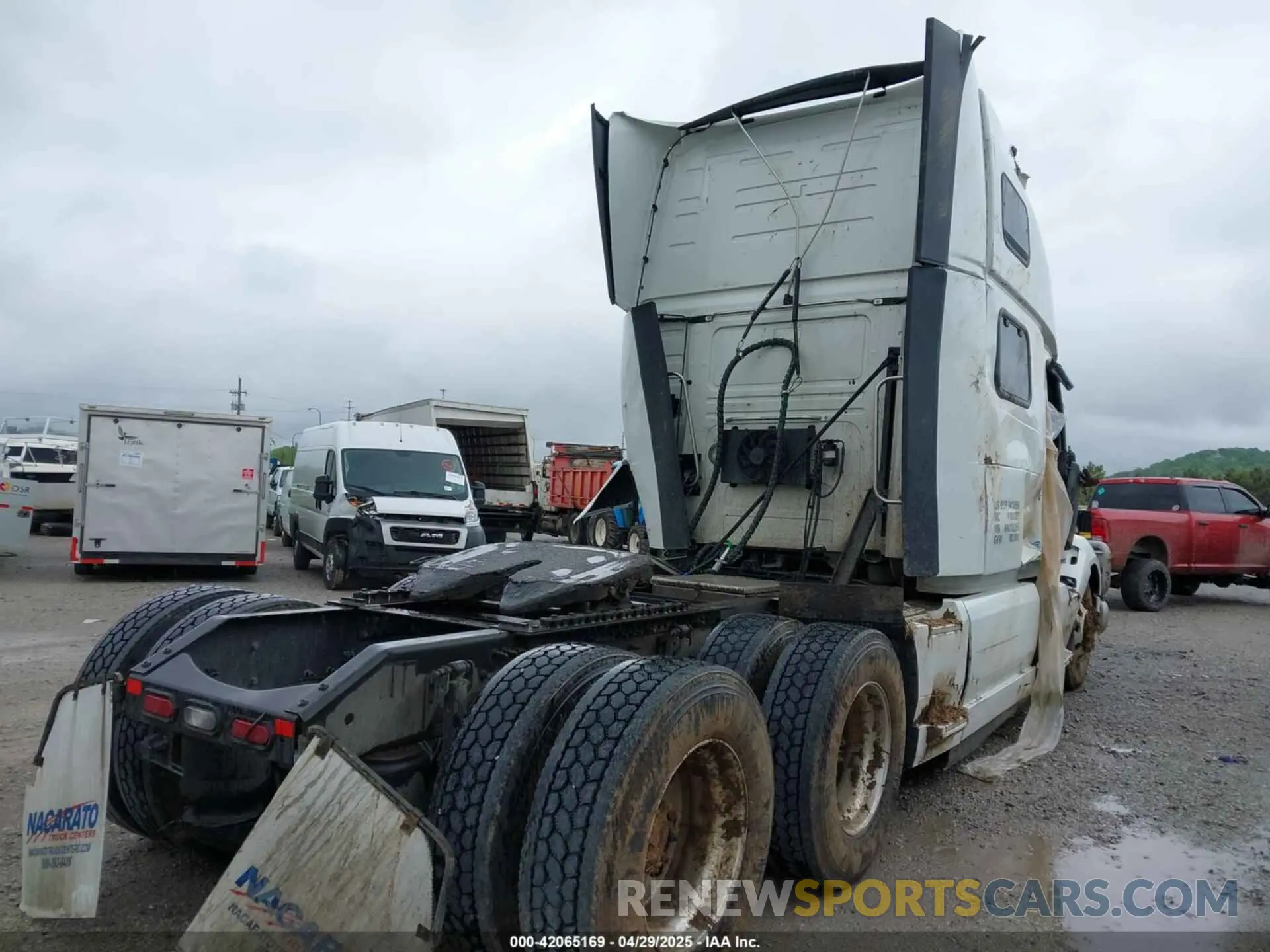 4 Photograph of a damaged car 4V4NC9EH0NN315265 VOLVO VNL 2022