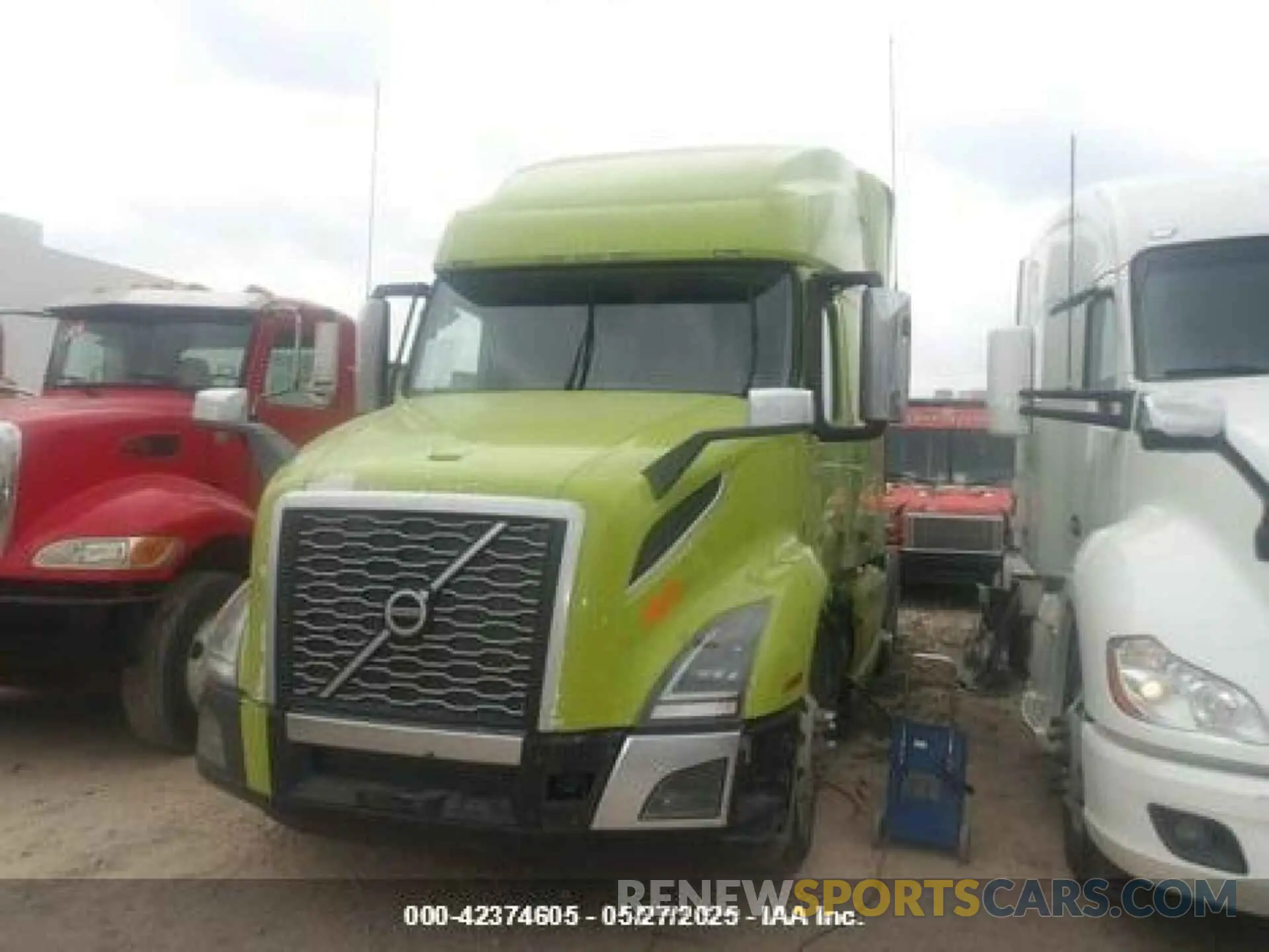 2 Photograph of a damaged car 4V4NC9EH1NN605658 VOLVO VNL 2022