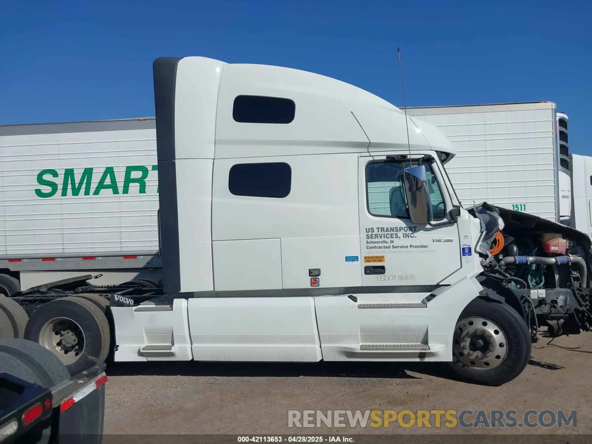 13 Photograph of a damaged car 4V4NC9EH2NN290479 VOLVO VNL 2022
