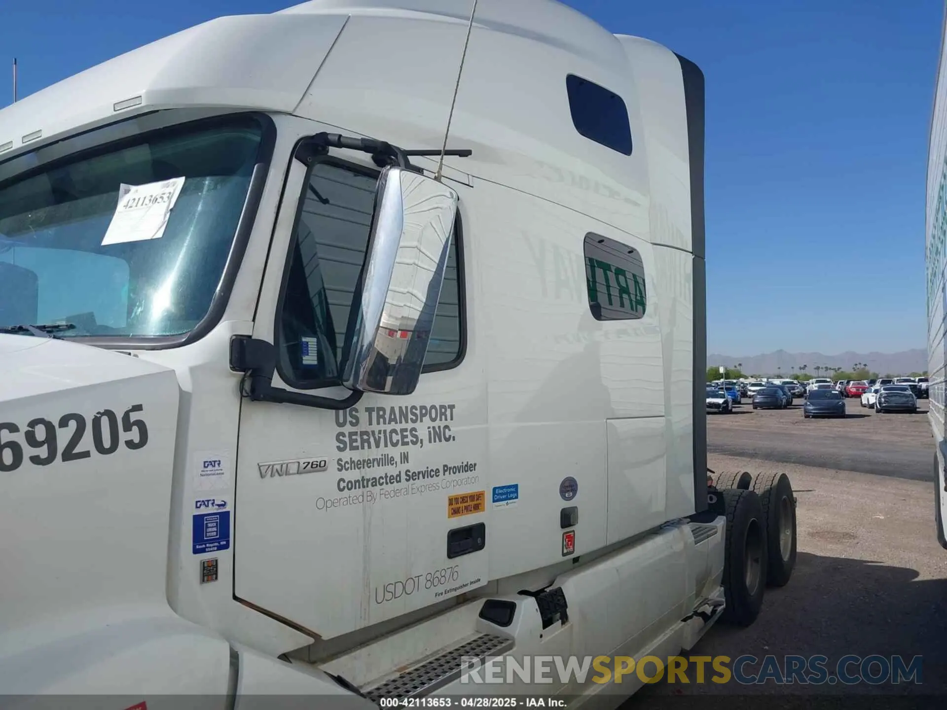 14 Photograph of a damaged car 4V4NC9EH2NN290479 VOLVO VNL 2022