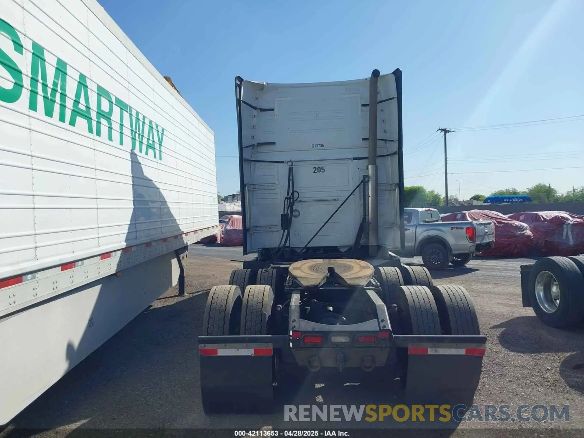 15 Photograph of a damaged car 4V4NC9EH2NN290479 VOLVO VNL 2022
