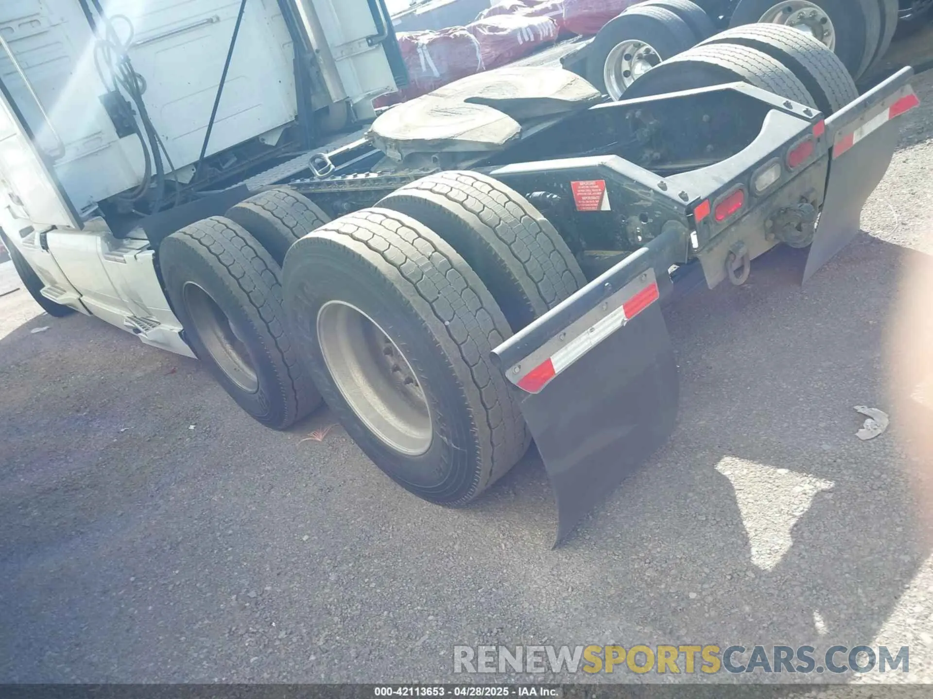 3 Photograph of a damaged car 4V4NC9EH2NN290479 VOLVO VNL 2022