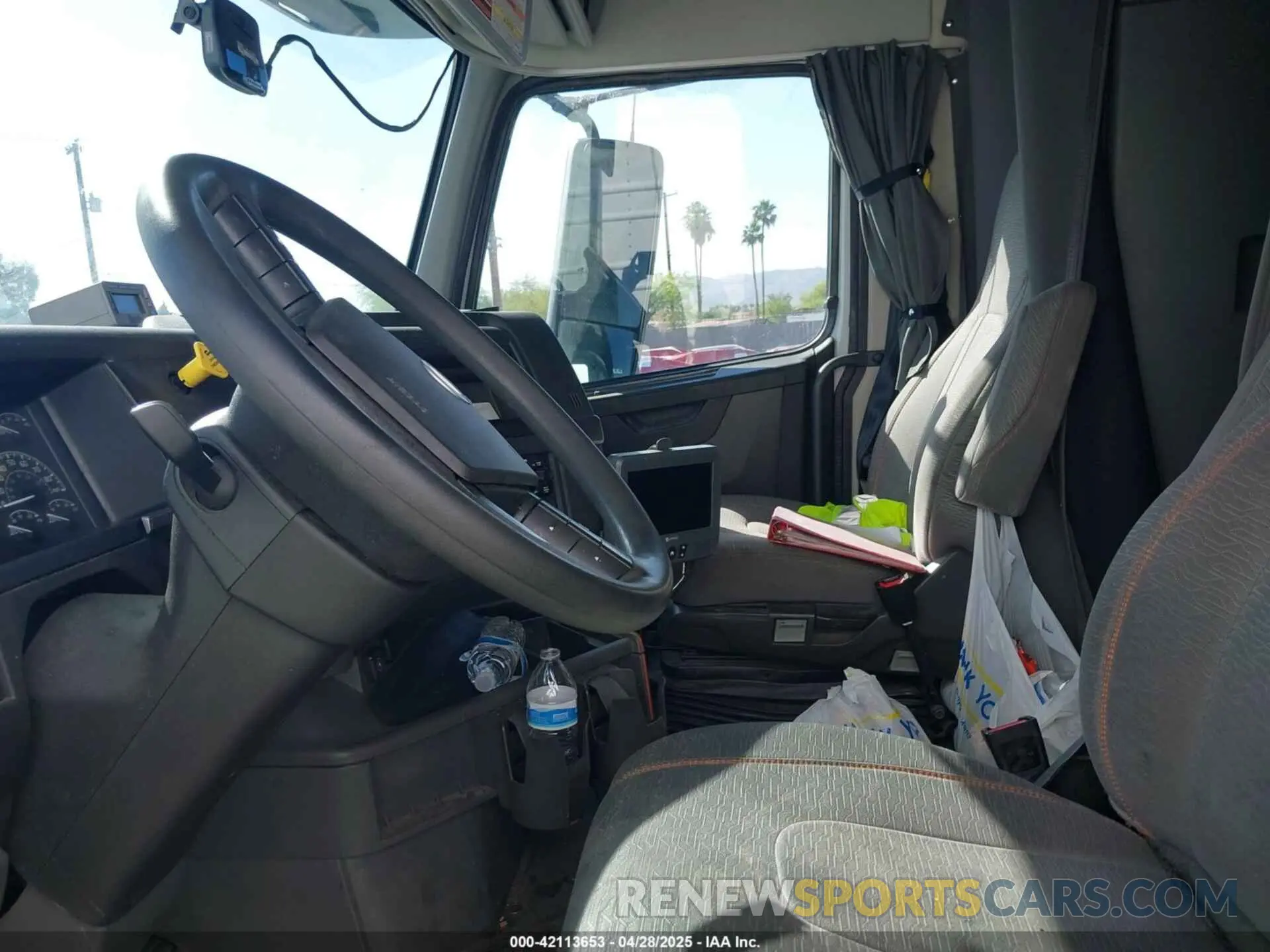 7 Photograph of a damaged car 4V4NC9EH2NN290479 VOLVO VNL 2022