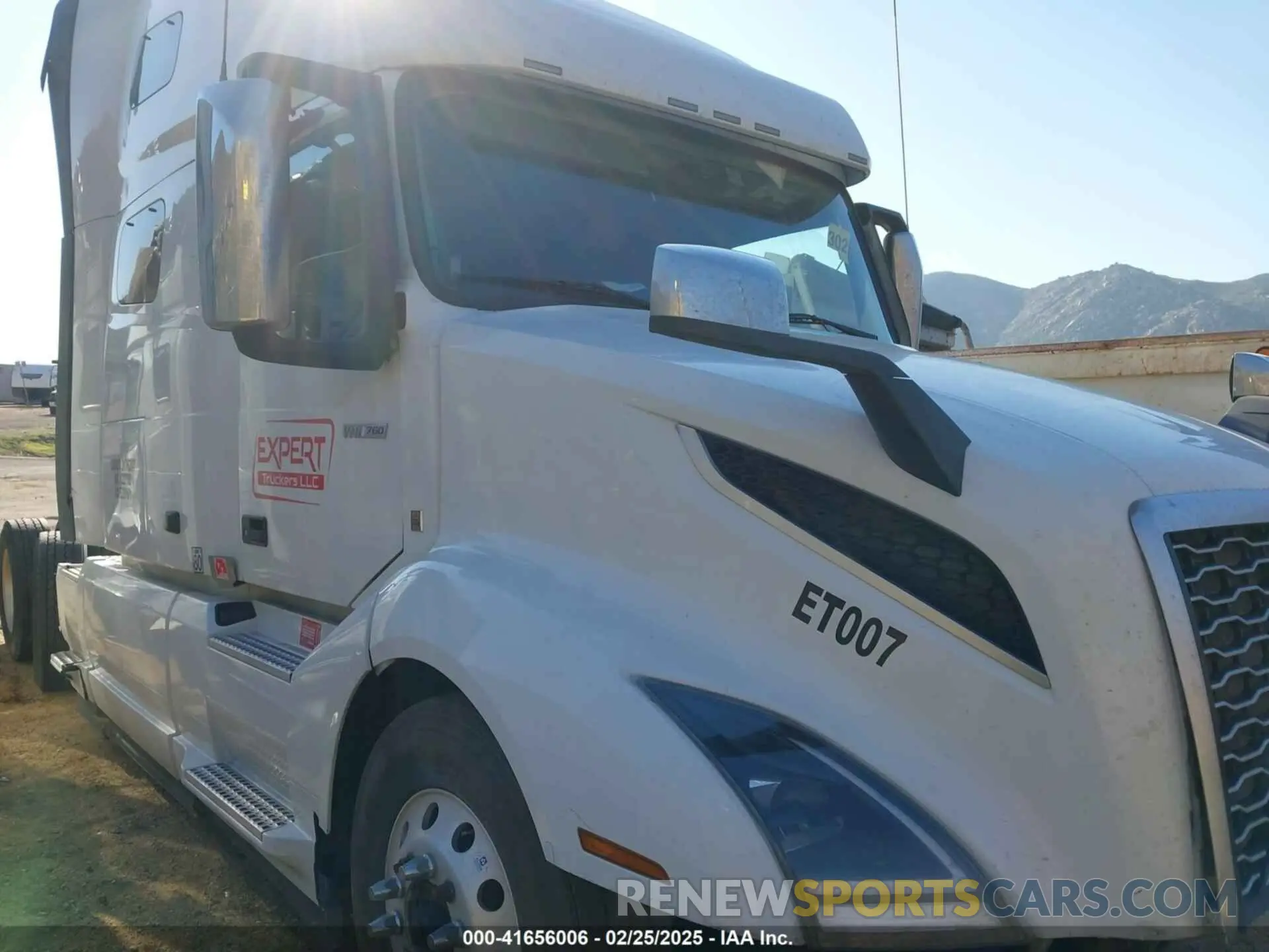 1 Photograph of a damaged car 4V4NC9EH3NN309749 VOLVO VNL 2022