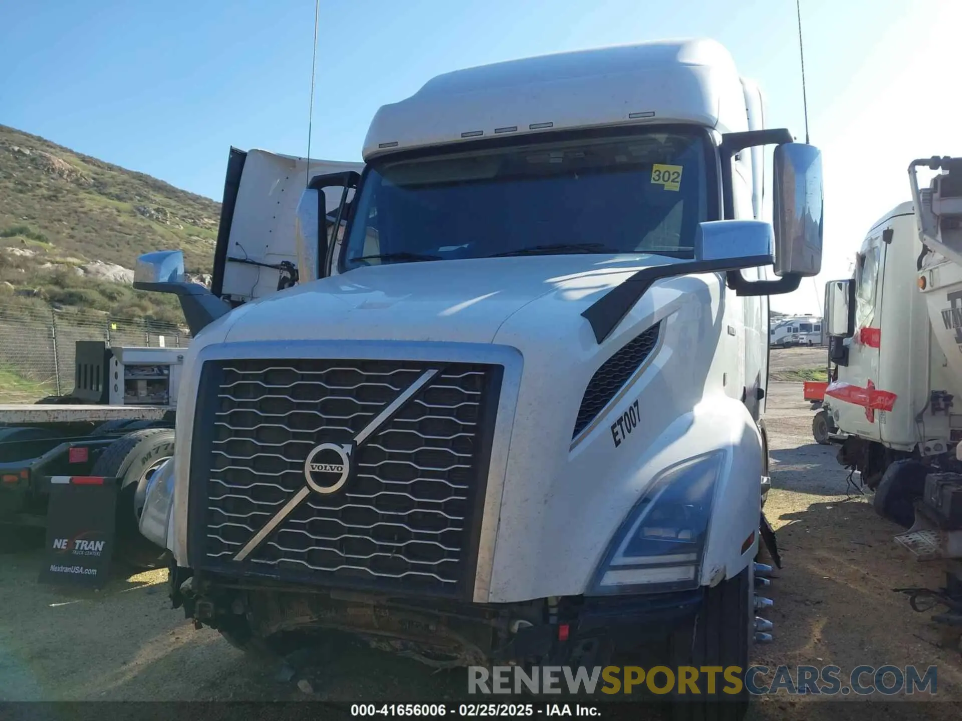 16 Photograph of a damaged car 4V4NC9EH3NN309749 VOLVO VNL 2022