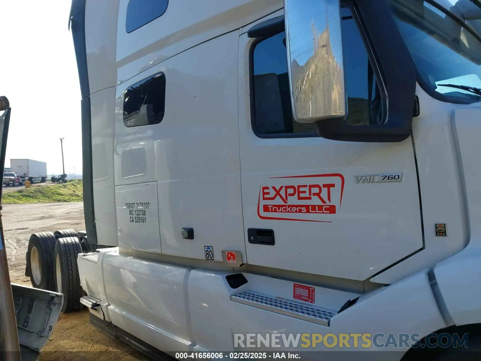 17 Photograph of a damaged car 4V4NC9EH3NN309749 VOLVO VNL 2022
